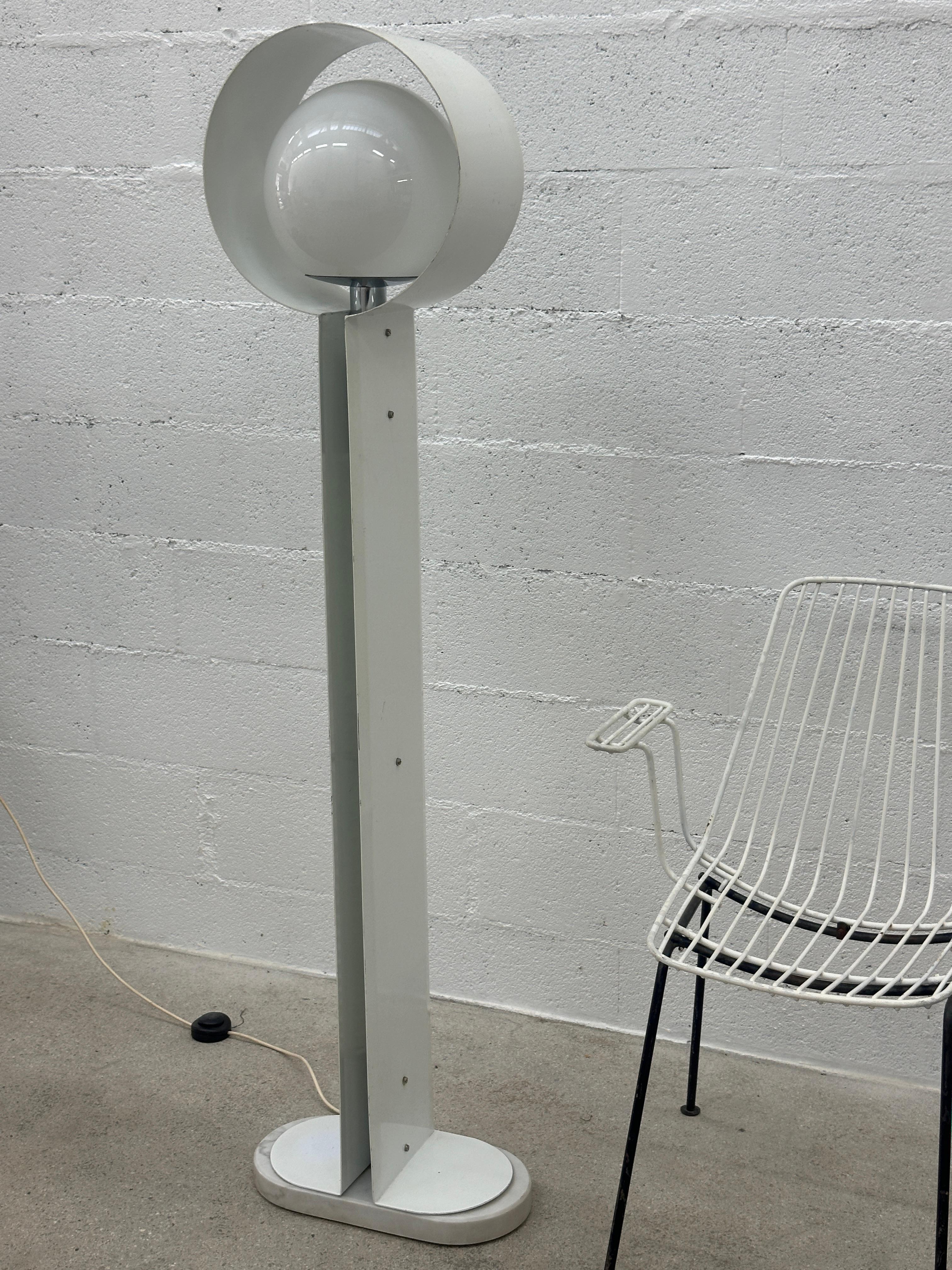 Stehlampe aus Metall und Marmor aus Italien CIRCA 1960 Produziert in sehr wenigen Exemplaren. im Angebot 11