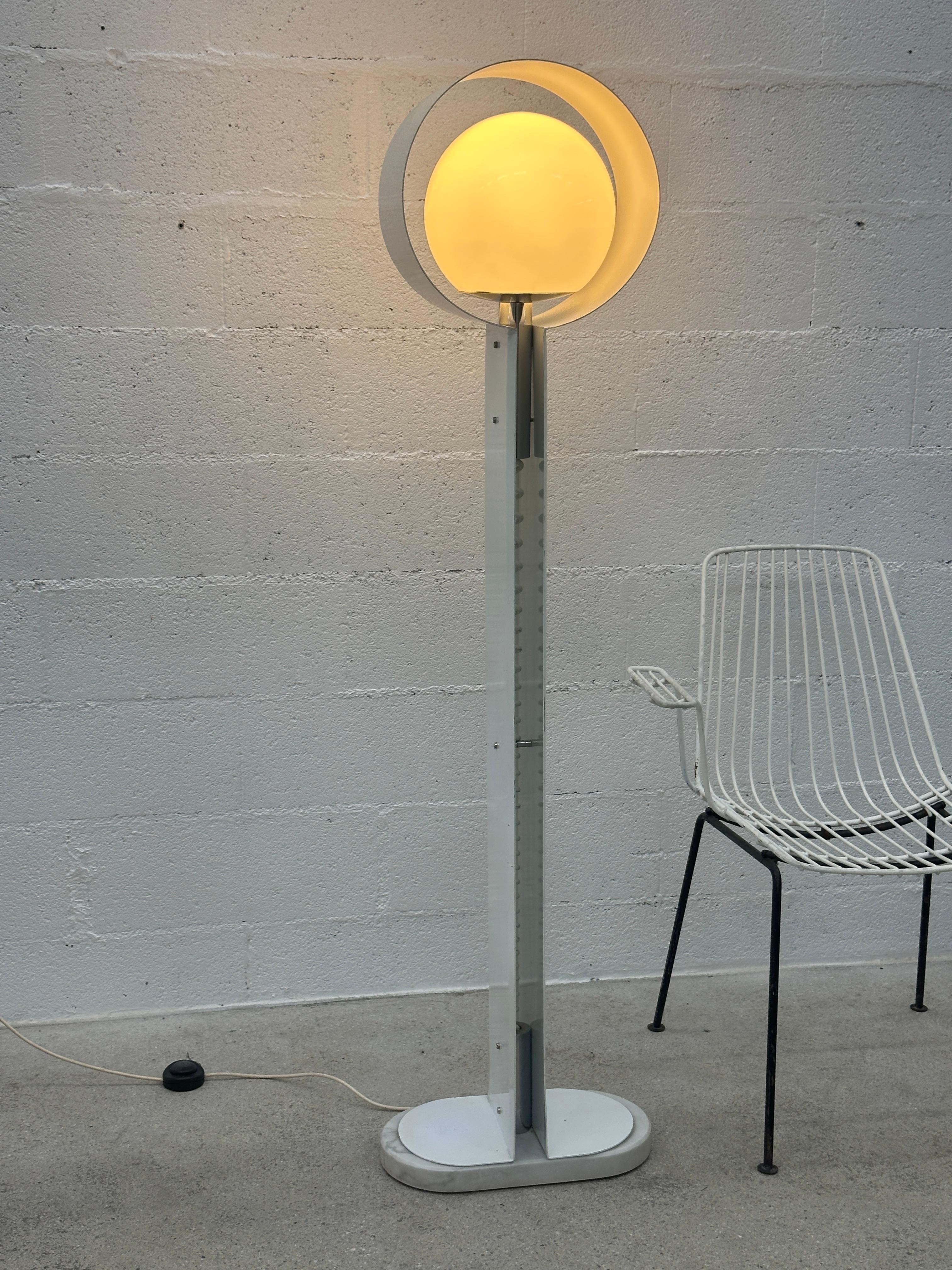 Außergewöhnliche Lampe aus Metall und Marmor. Schicke Industrielampe um 1960. Italienischer Ursprung. Nur in sehr wenigen Exemplaren hergestellt. Sehr schön gemacht. 