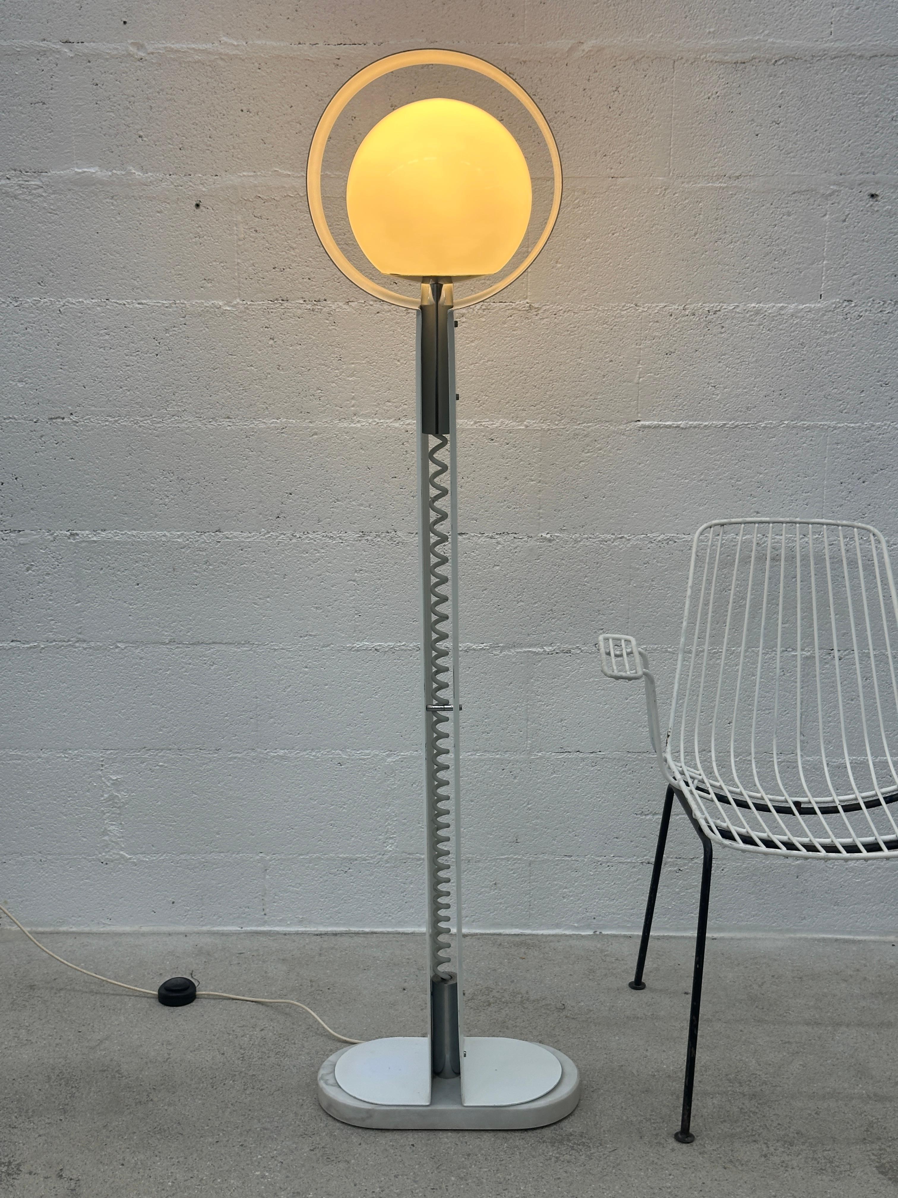 Stehlampe aus Metall und Marmor aus Italien CIRCA 1960 Produziert in sehr wenigen Exemplaren. (Italienisch) im Angebot