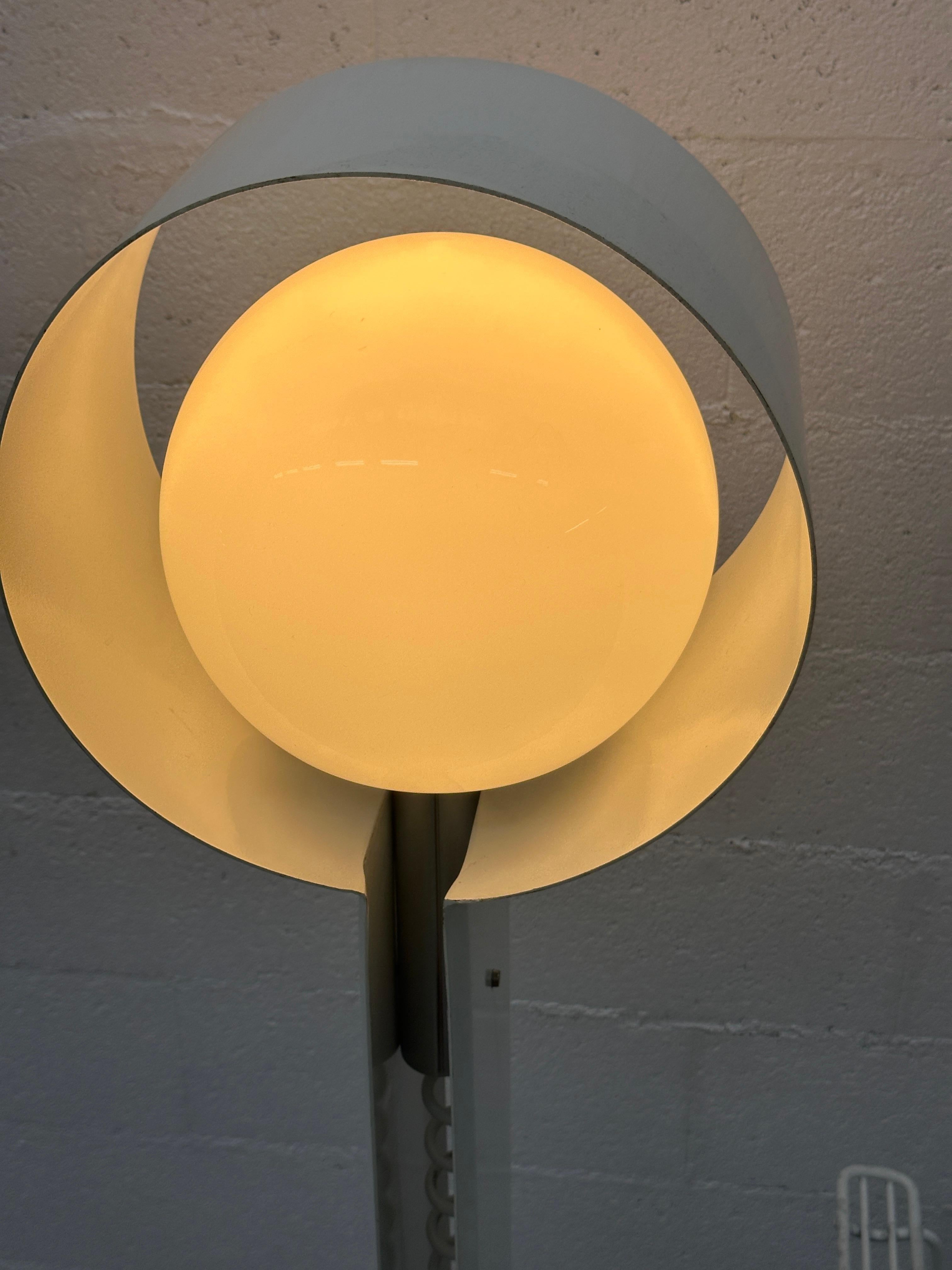 Stehlampe aus Metall und Marmor aus Italien CIRCA 1960 Produziert in sehr wenigen Exemplaren. im Zustand „Gut“ im Angebot in Genève, GE