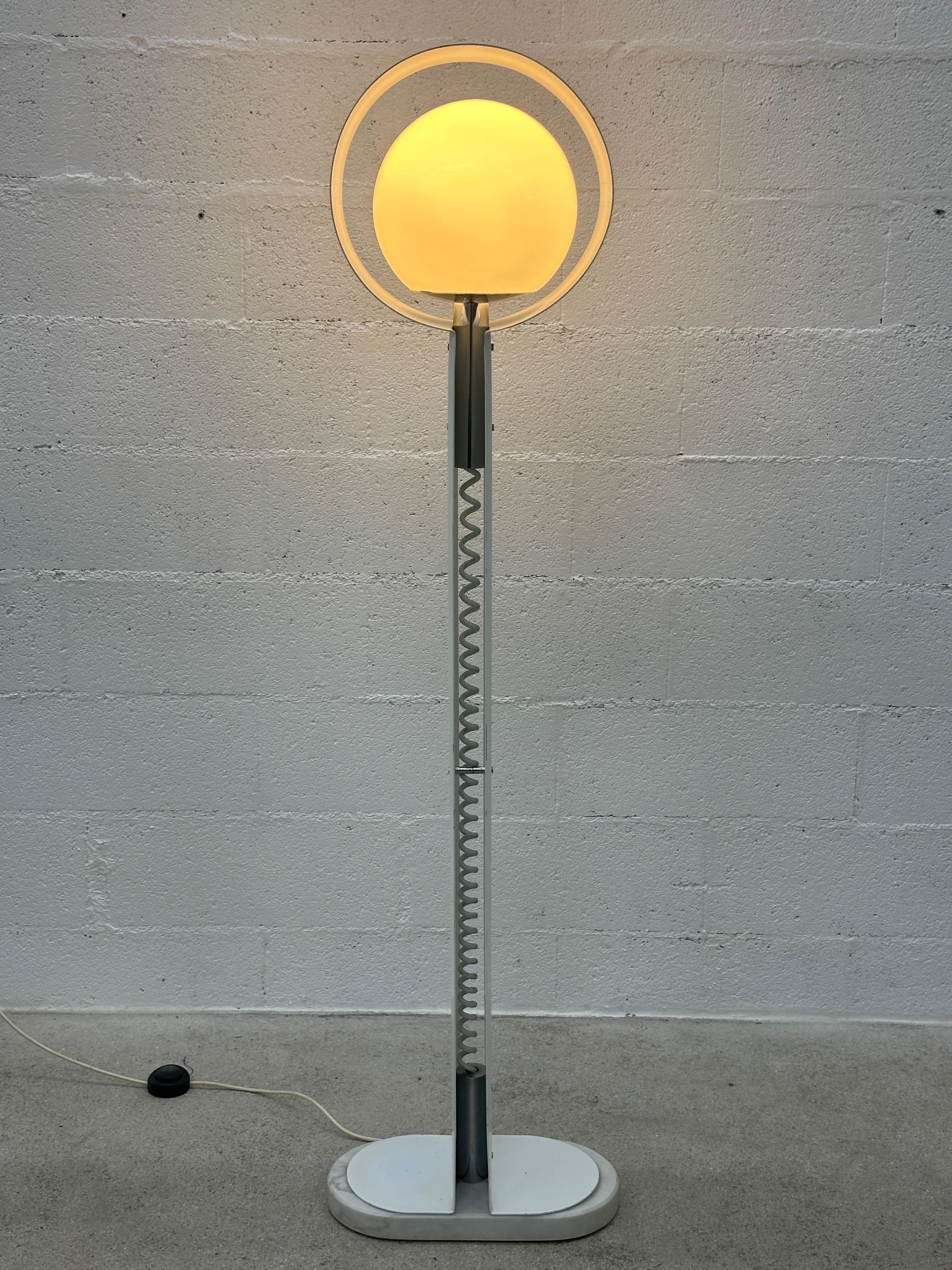 Stehlampe aus Metall und Marmor aus Italien CIRCA 1960 Produziert in sehr wenigen Exemplaren. (Mitte des 20. Jahrhunderts) im Angebot