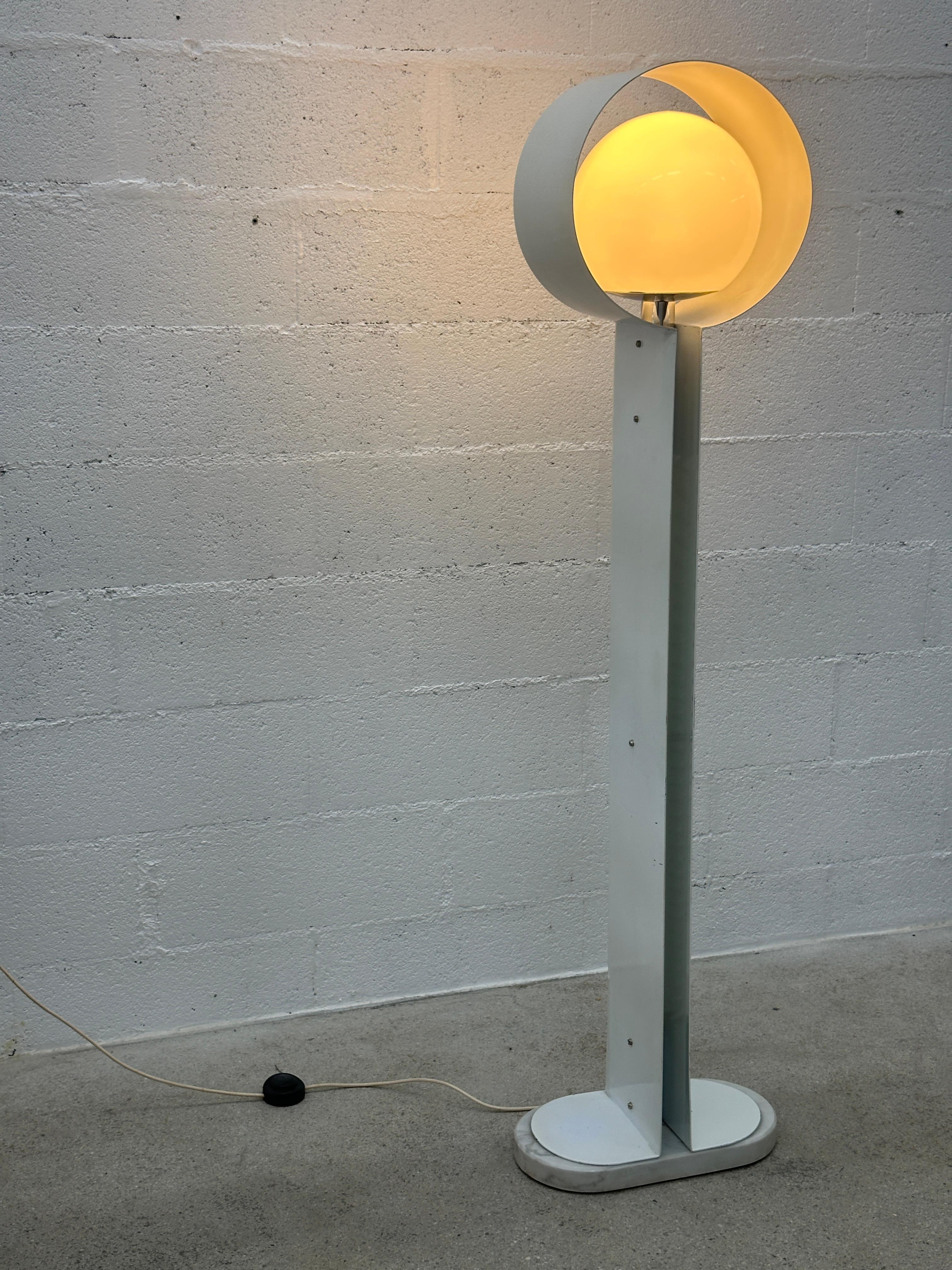 Stehlampe aus Metall und Marmor aus Italien CIRCA 1960 Produziert in sehr wenigen Exemplaren. im Angebot 1