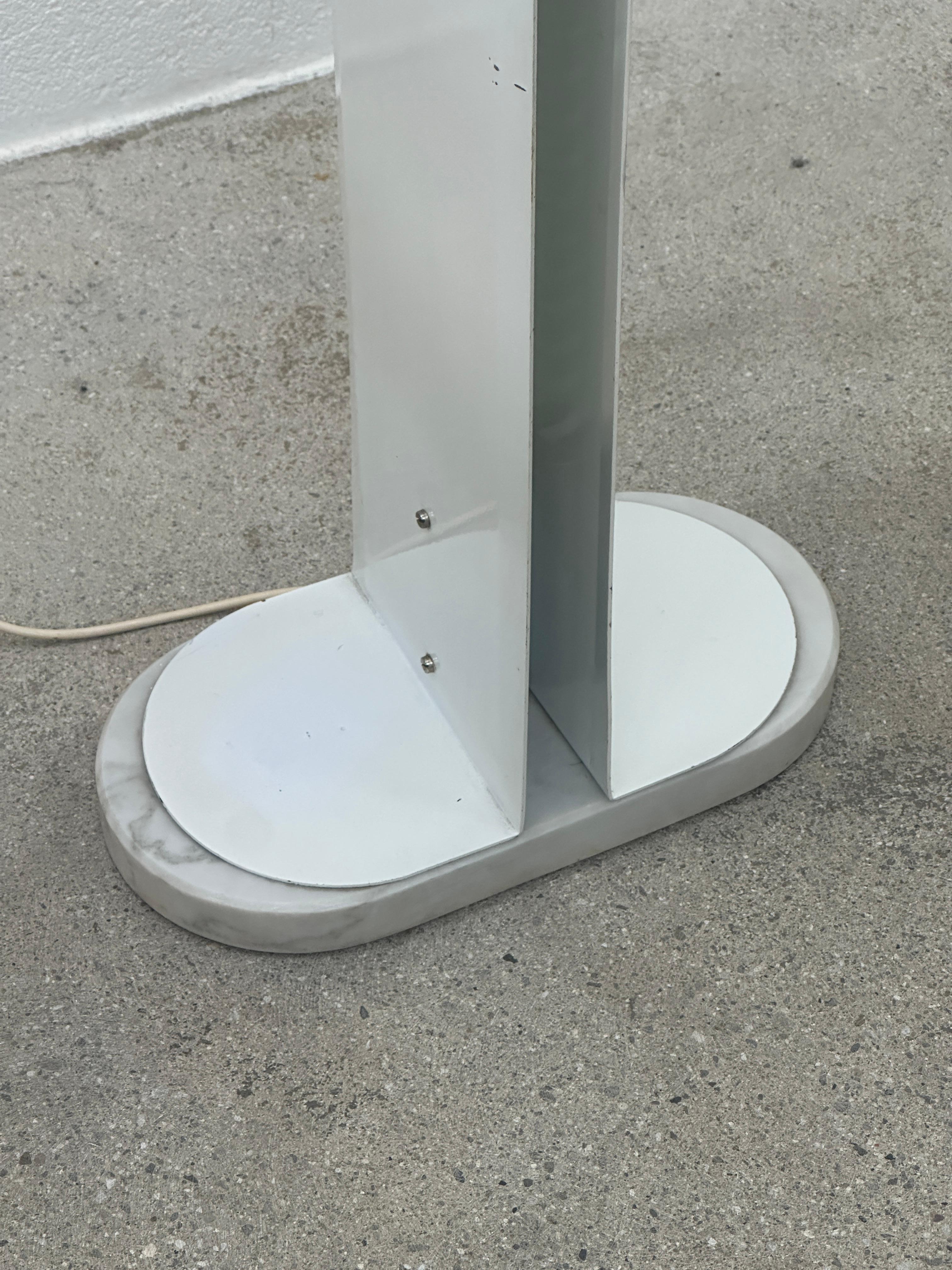 Stehlampe aus Metall und Marmor aus Italien CIRCA 1960 Produziert in sehr wenigen Exemplaren. im Angebot 2