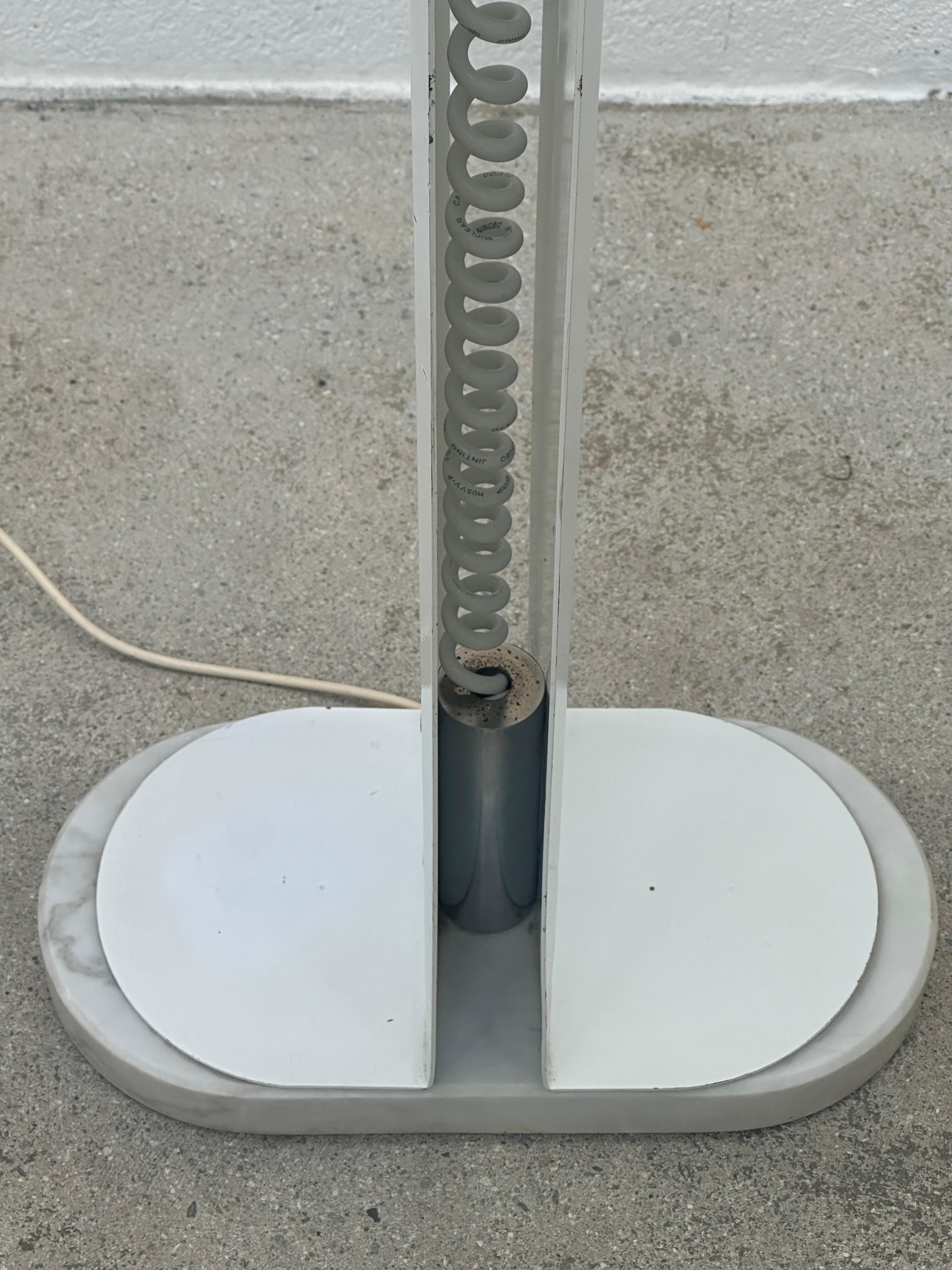 Stehlampe aus Metall und Marmor aus Italien CIRCA 1960 Produziert in sehr wenigen Exemplaren. im Angebot 3