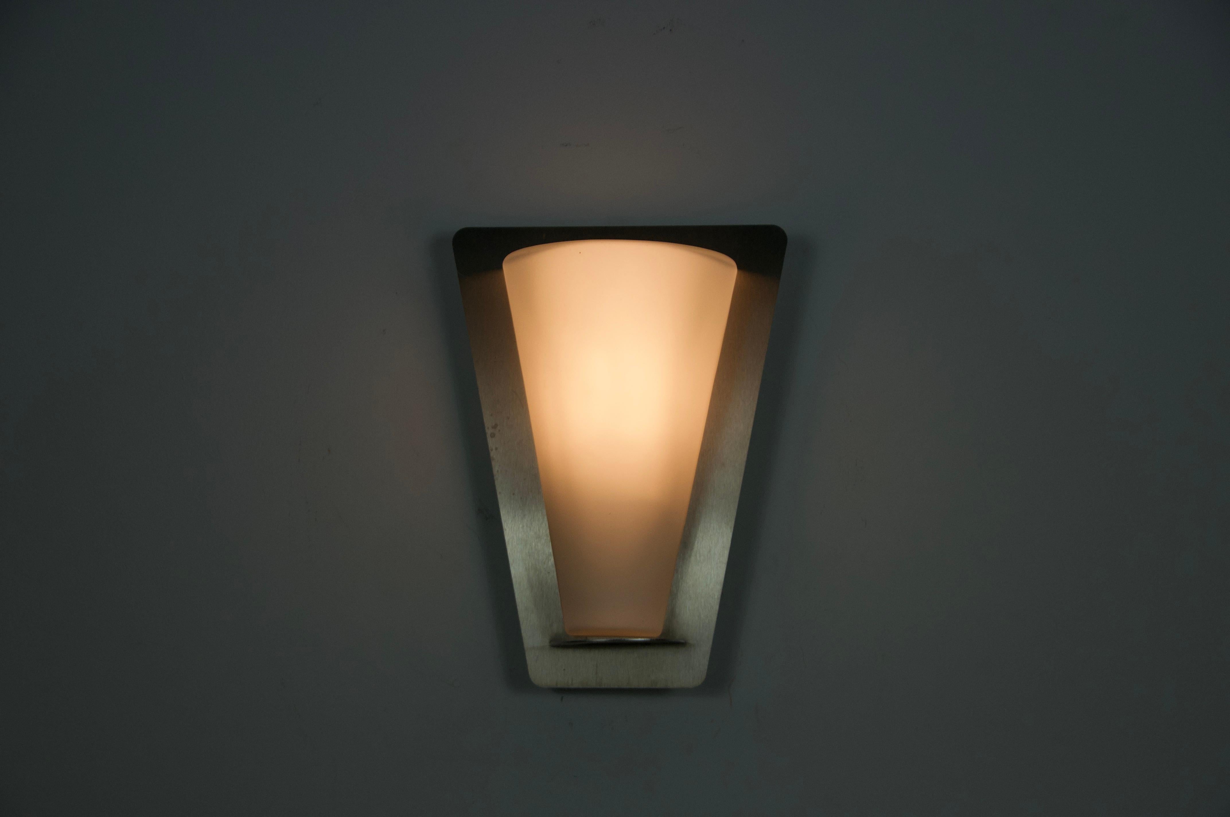 Lámpara de pared de metal y cristal opalino de Glashütte Limburg, años 60 Moderno de mediados de siglo en venta