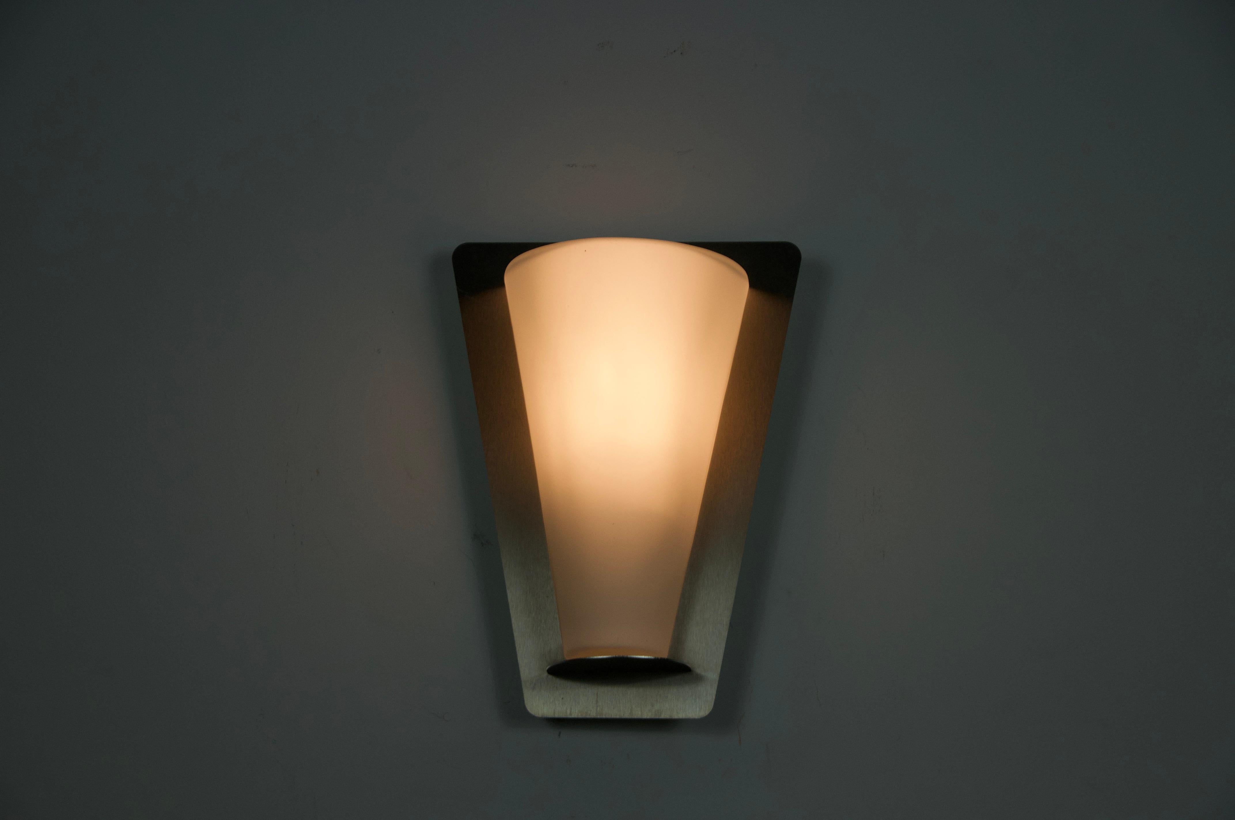 Lámpara de pared de metal y cristal opalino de Glashütte Limburg, años 60 Alemán en venta