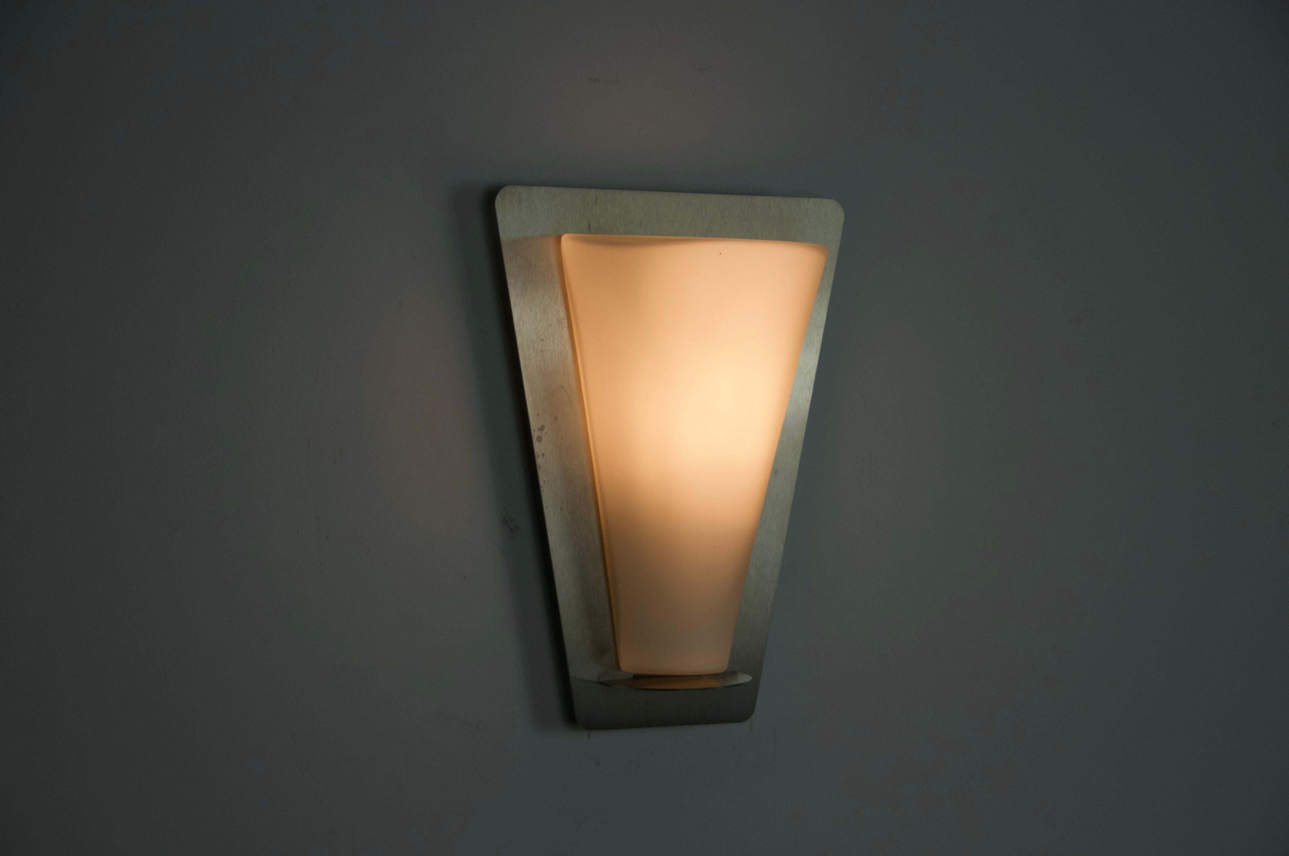 Lámpara de pared de metal y cristal opalino de Glashütte Limburg, años 60 en Bueno estado para la venta en Hagenbach, DE