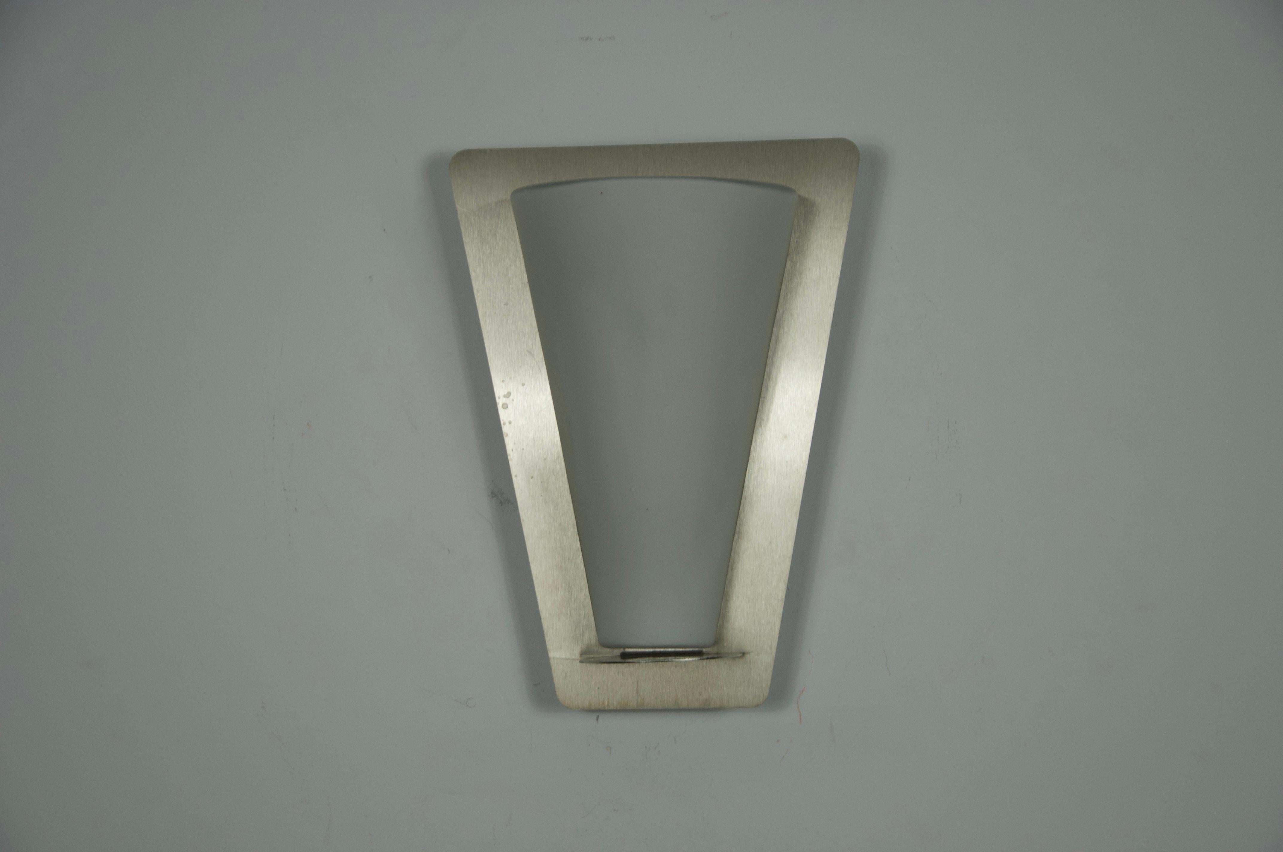 Lámpara de pared de metal y cristal opalino de Glashütte Limburg, años 60 mediados del siglo XX en venta