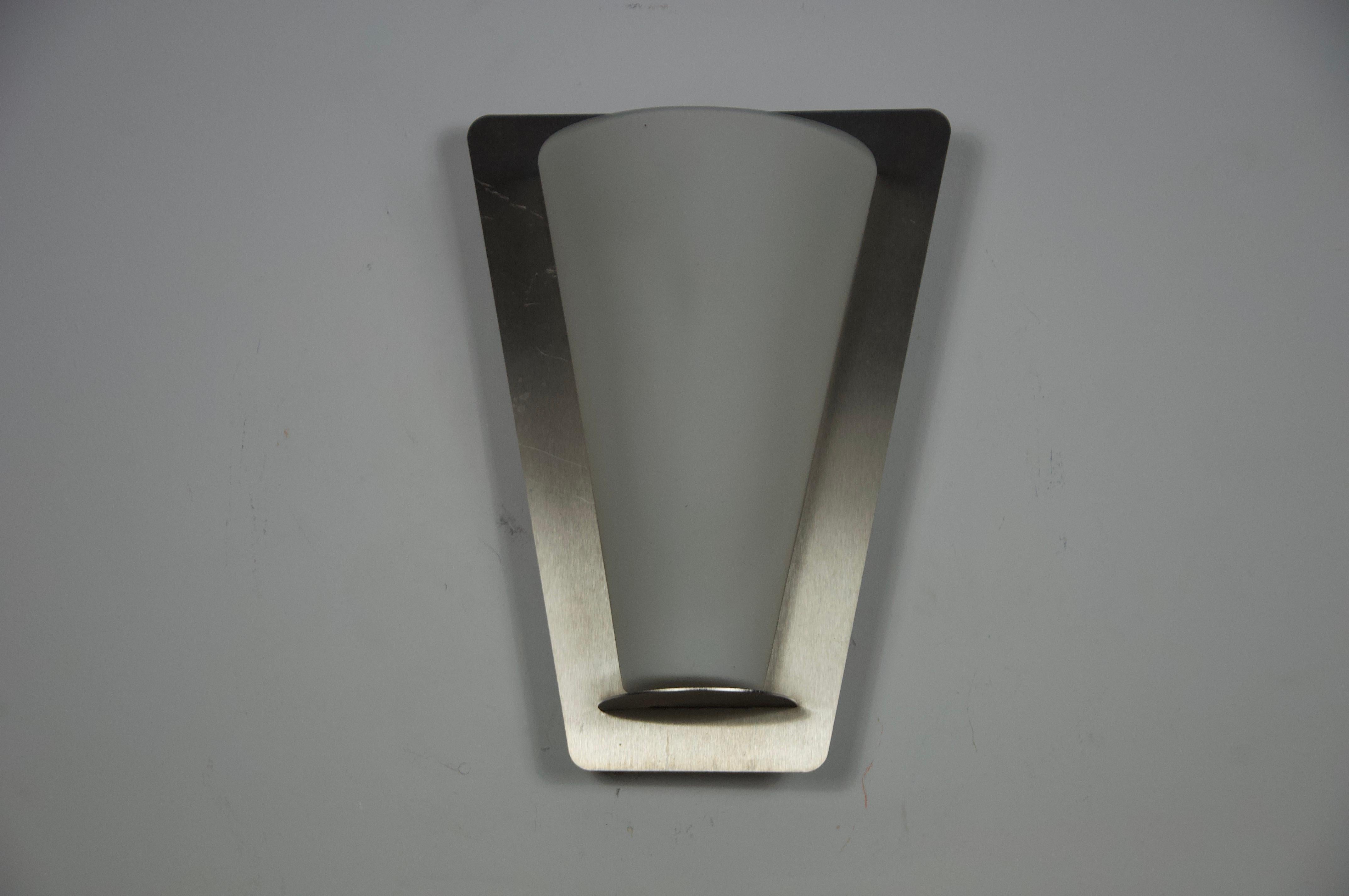 Lámpara de pared de metal y cristal opalino de Glashütte Limburg, años 60 Vidrio opalino en venta