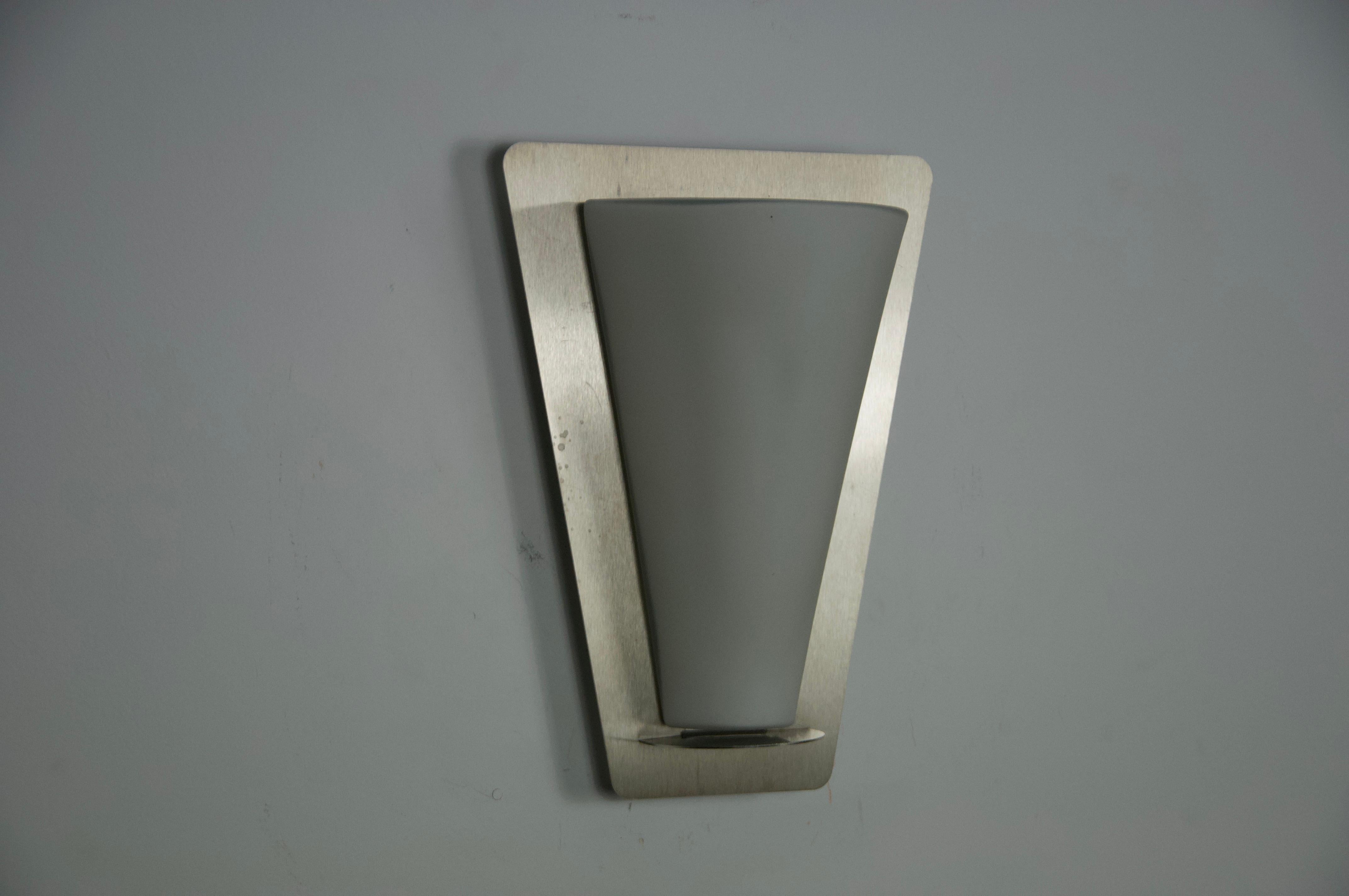 Lámpara de pared de metal y cristal opalino de Glashütte Limburg, años 60 en venta 1