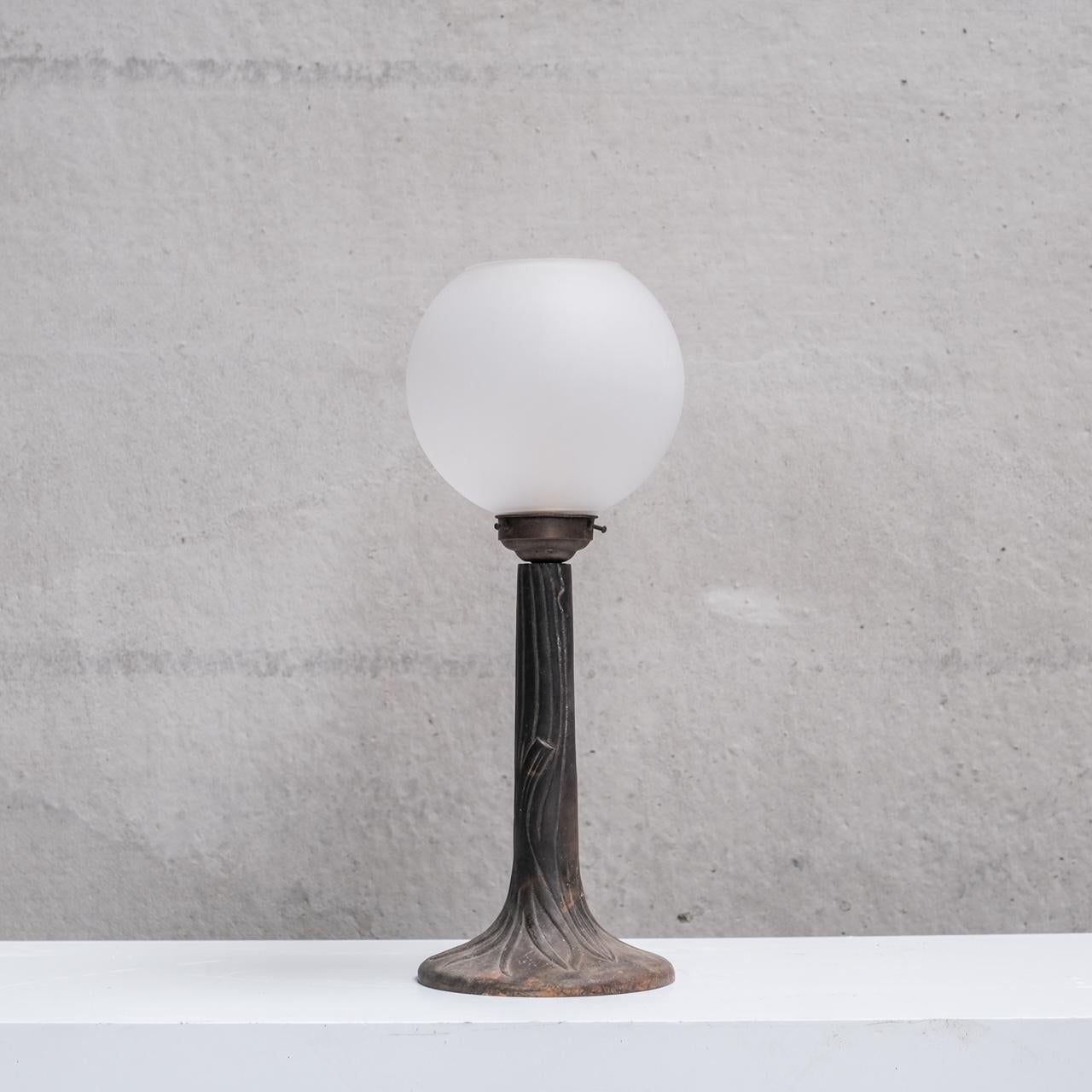 Un tirage rare de 15 lampes de table. 

Design/One simple et équilibré. 

Idéal pour les projets domestiques ou hôteliers. 

France, c1950s. 

Métal et abat-jour en verre gravé opaque. 

PRIX ET VENTE INDIVIDUELS. 

15 disponibles au moment de