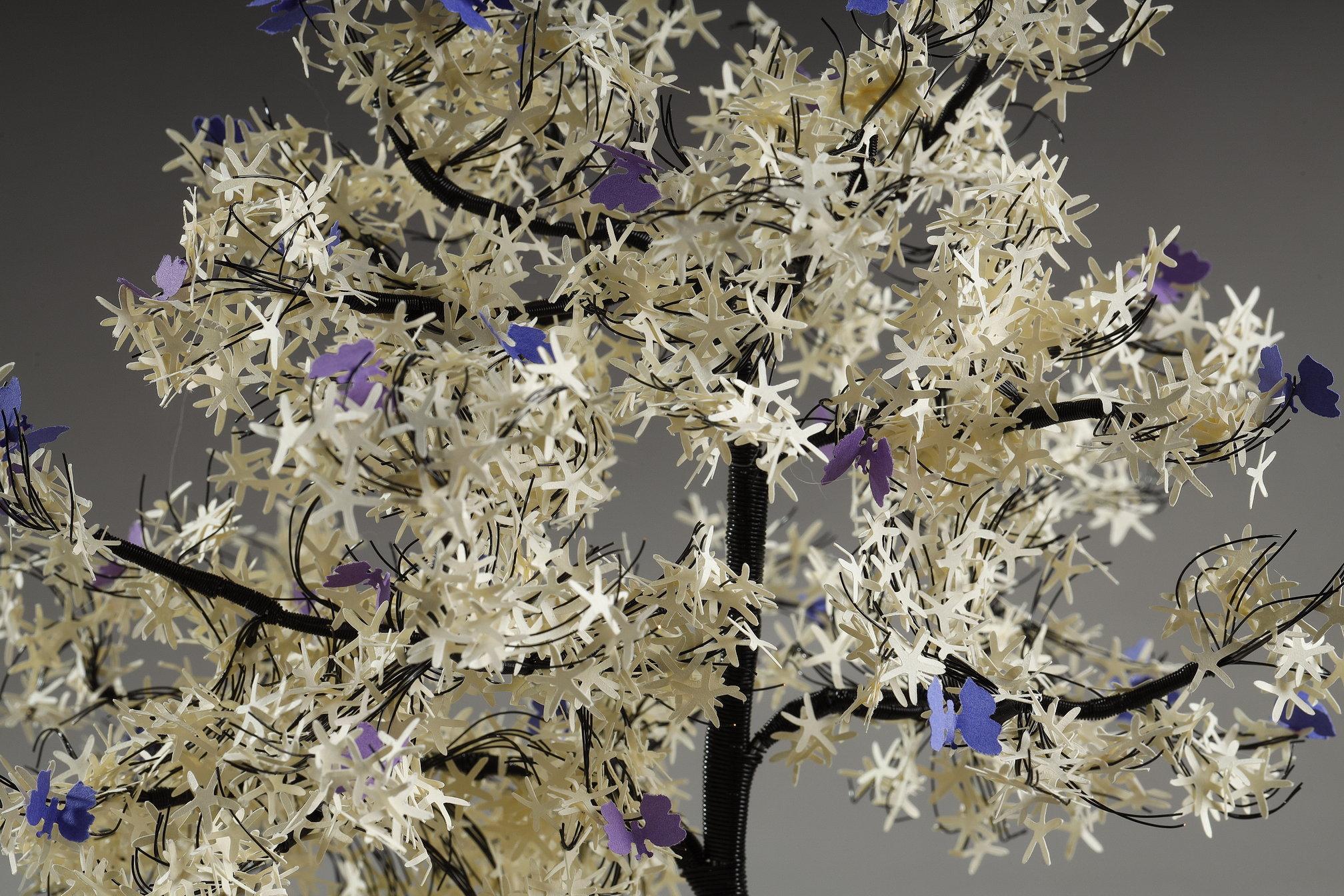 Creazione in metallo e carta dell'artista libanese Nayla Tabet, Purple Butterflies in vendita 5