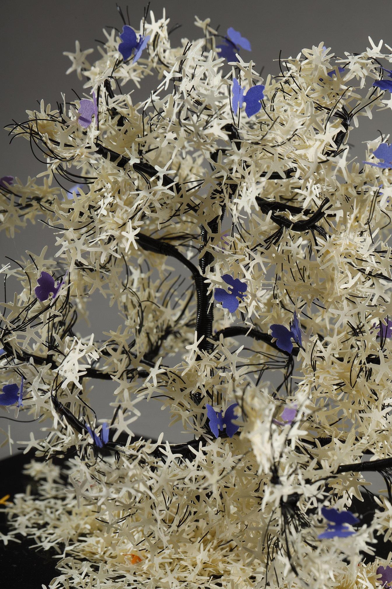 Creazione in metallo e carta dell'artista libanese Nayla Tabet, Purple Butterflies in vendita 6