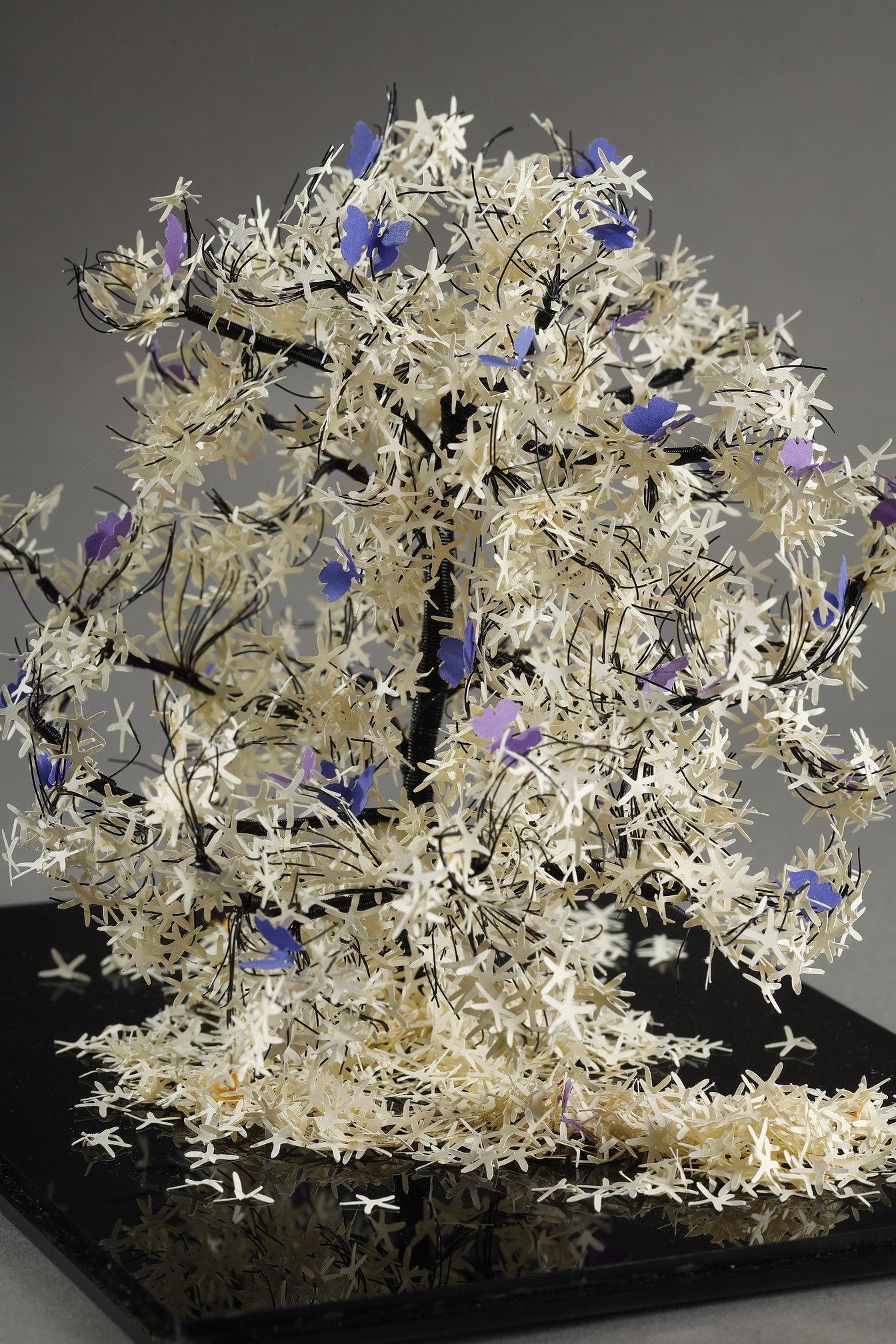 Creazione in metallo e carta dell'artista libanese Nayla Tabet, Purple Butterflies in vendita 7