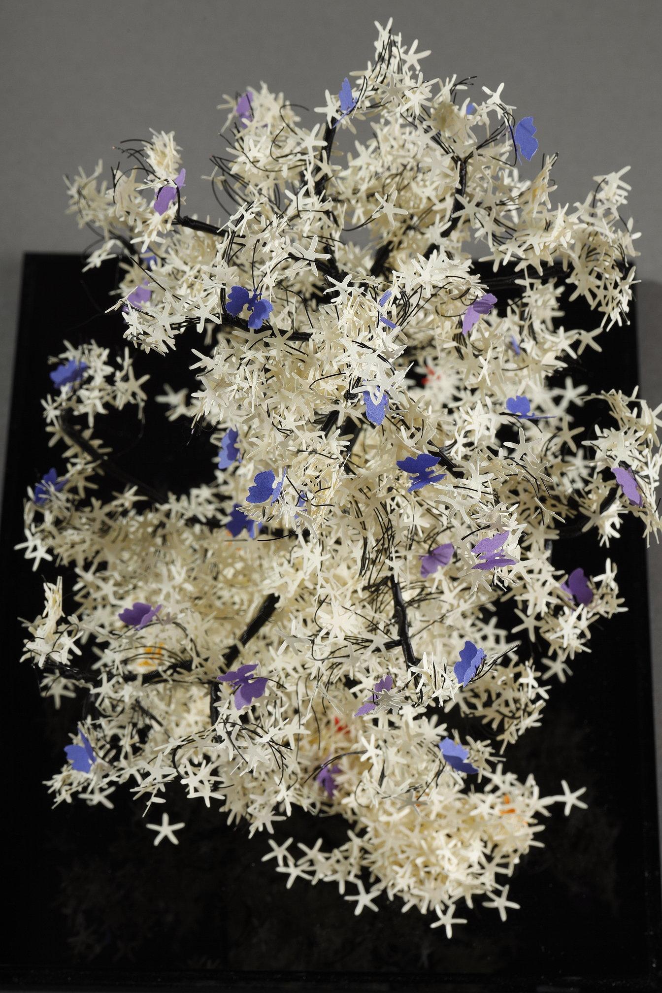 Creazione in metallo e carta dell'artista libanese Nayla Tabet, Purple Butterflies in vendita 8