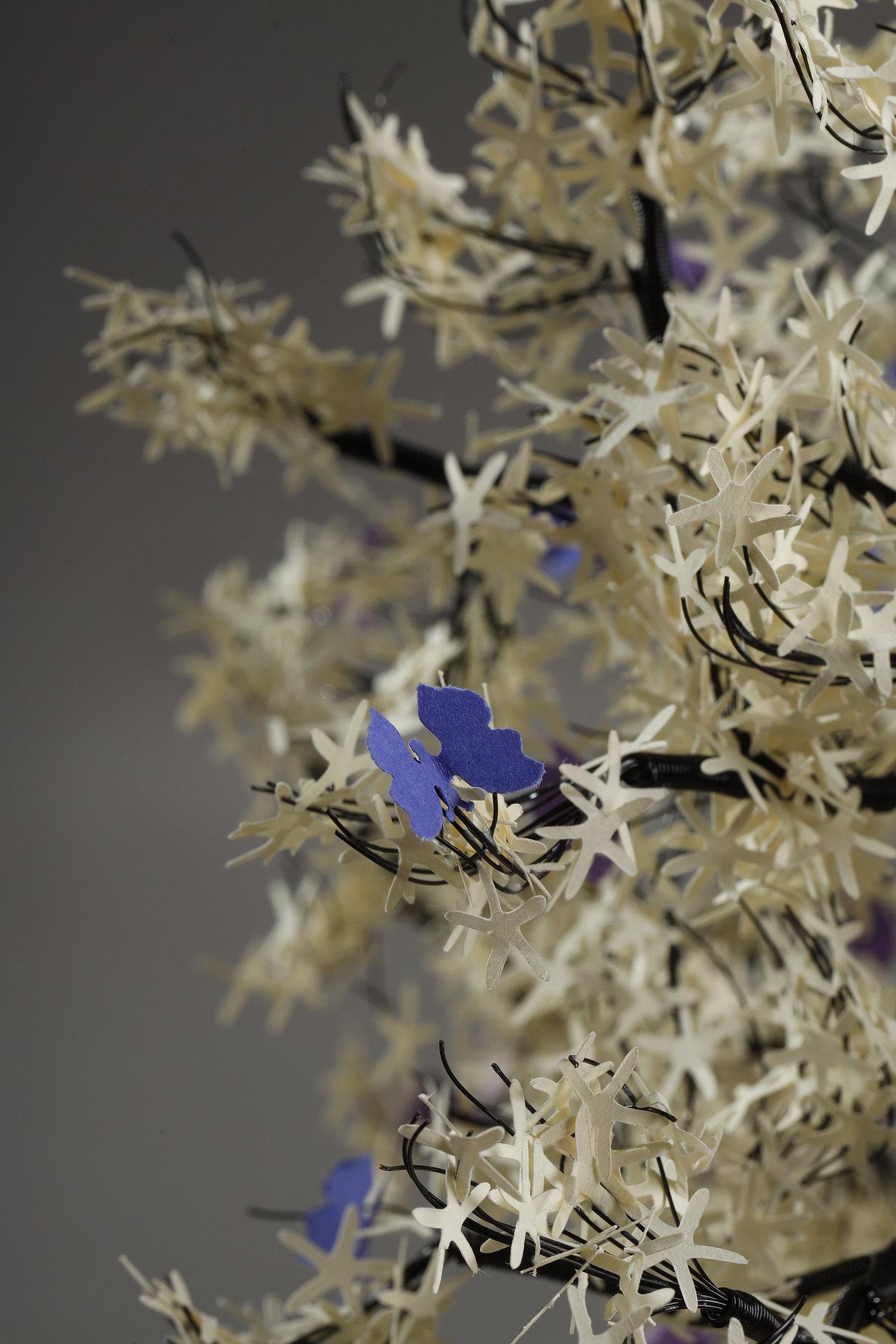 Creazione in metallo e carta dell'artista libanese Nayla Tabet, Purple Butterflies in vendita 9