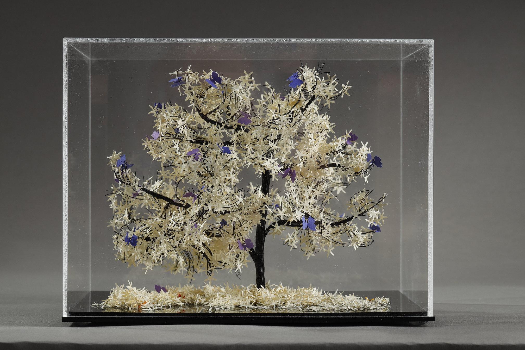 Creazione in metallo e carta dell'artista libanese Nayla Tabet, Purple Butterflies in vendita 11