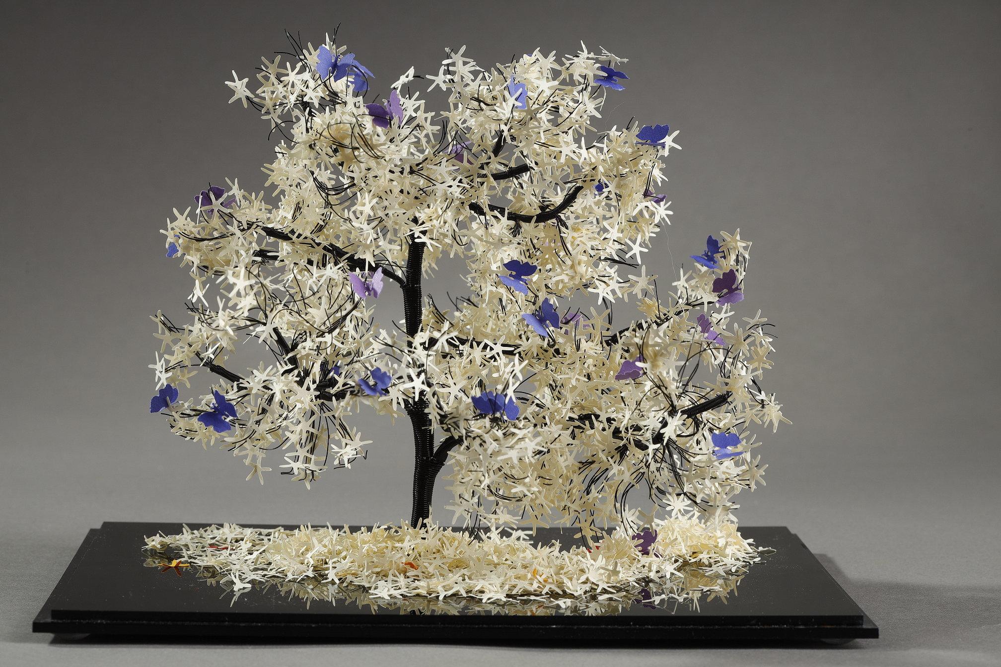 XXI secolo e contemporaneo Creazione in metallo e carta dell'artista libanese Nayla Tabet, Purple Butterflies in vendita