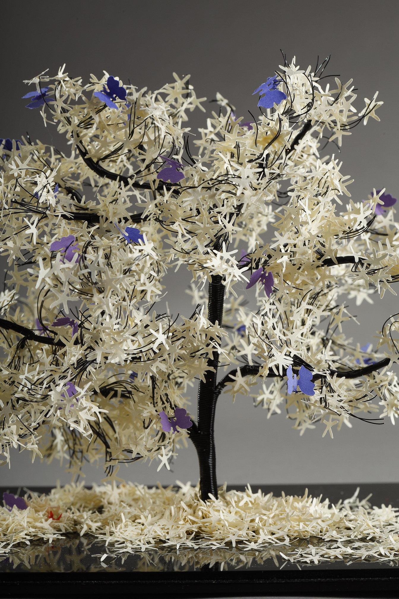 Creazione in metallo e carta dell'artista libanese Nayla Tabet, Purple Butterflies in vendita 1