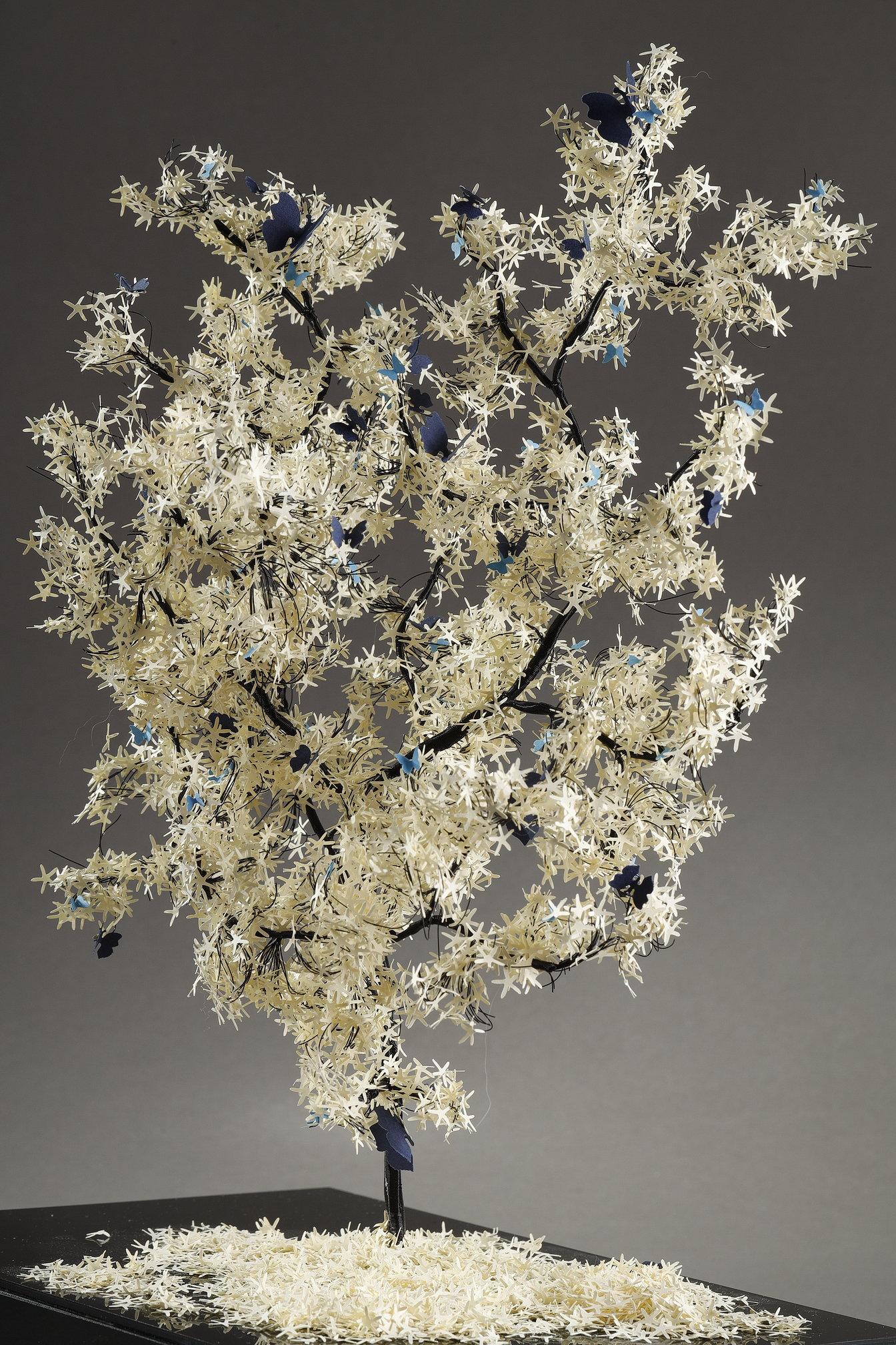 Création libanaise de l'artiste Nayla Tabet, L'arbre papillon en vente 8