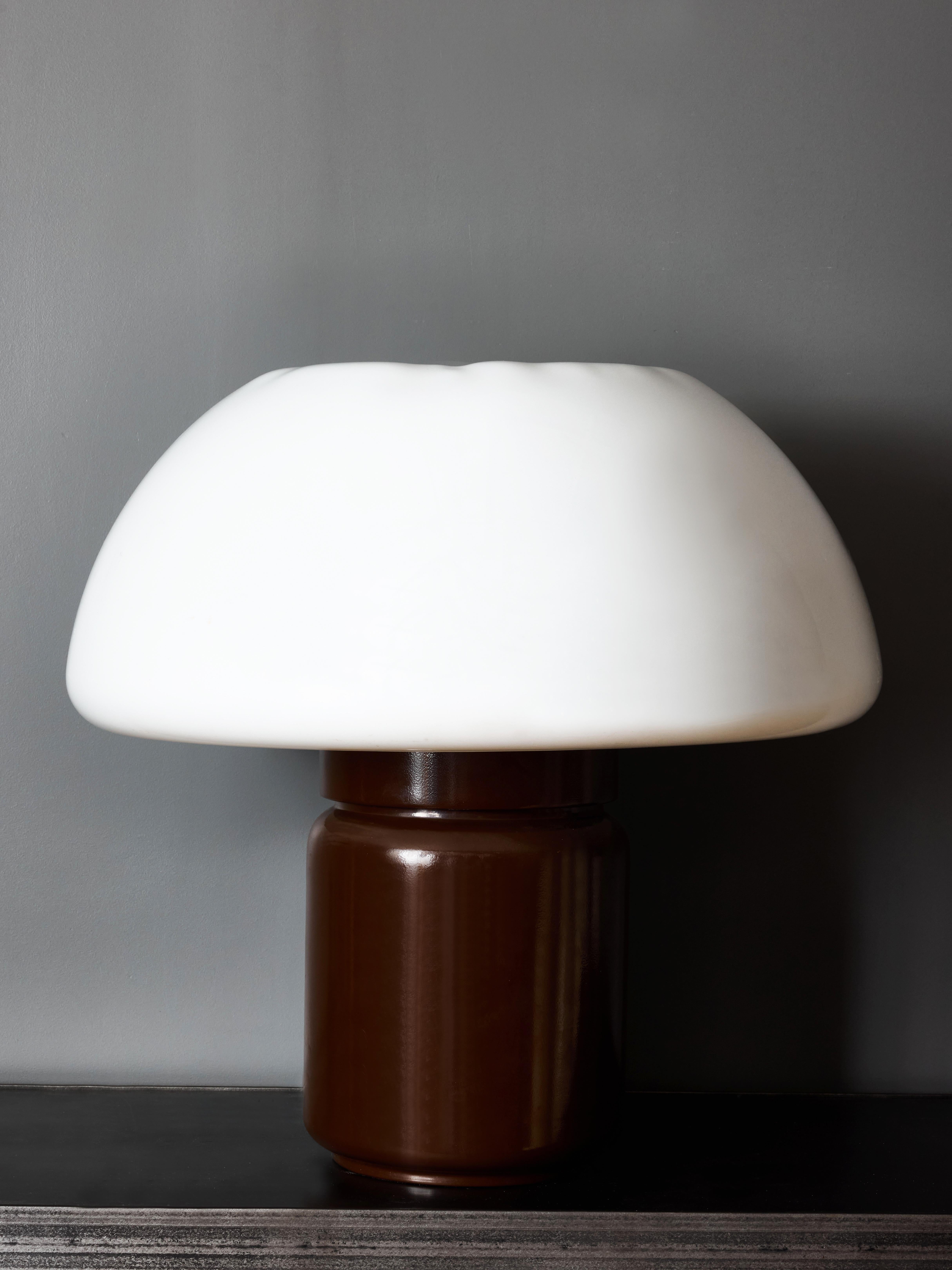 Große Tischleuchte Modell 625, entworfen von Elio Martinelli für Martinelli Luce, CIRCA 1970er Jahre
Diese atemberaubende Tischleuchte besteht aus einem lackierten Metallsockel, der drei Lichtquellen trägt und von einem Plexiglasschirm gekrönt