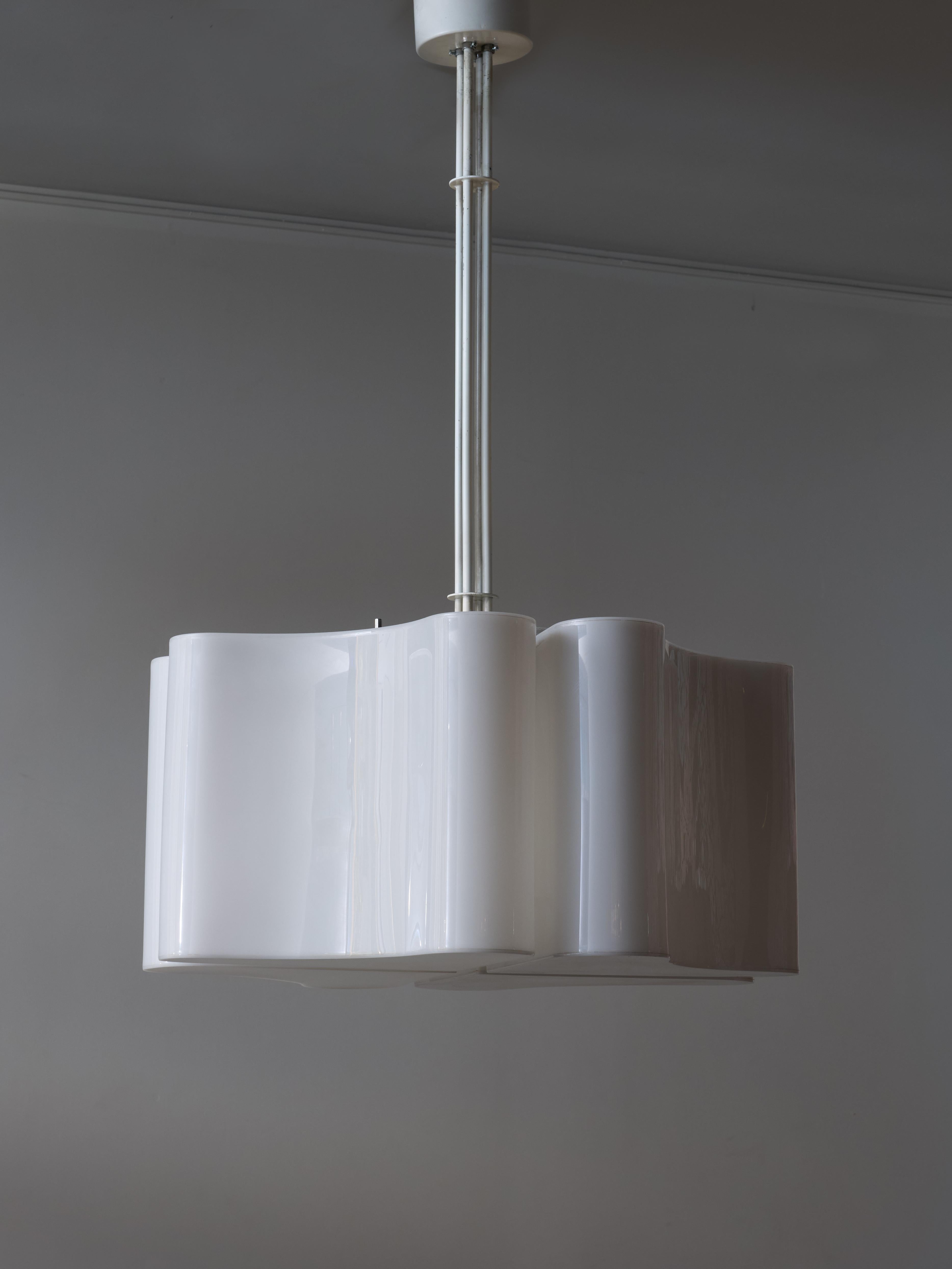 Decorative chandelier made of four plexi shades shaped like clovers attached to a painted metal structure. This piece is designed by Vittorio Introini and made by Stilnovo, original embossing on the structure.

VITTORIO INTROINI – Italy