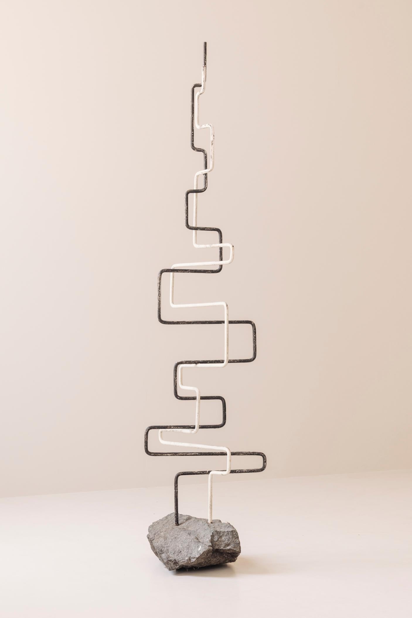 Scultura a zigzag in metallo e pietra, creata in Francia negli anni '60. in vendita 5