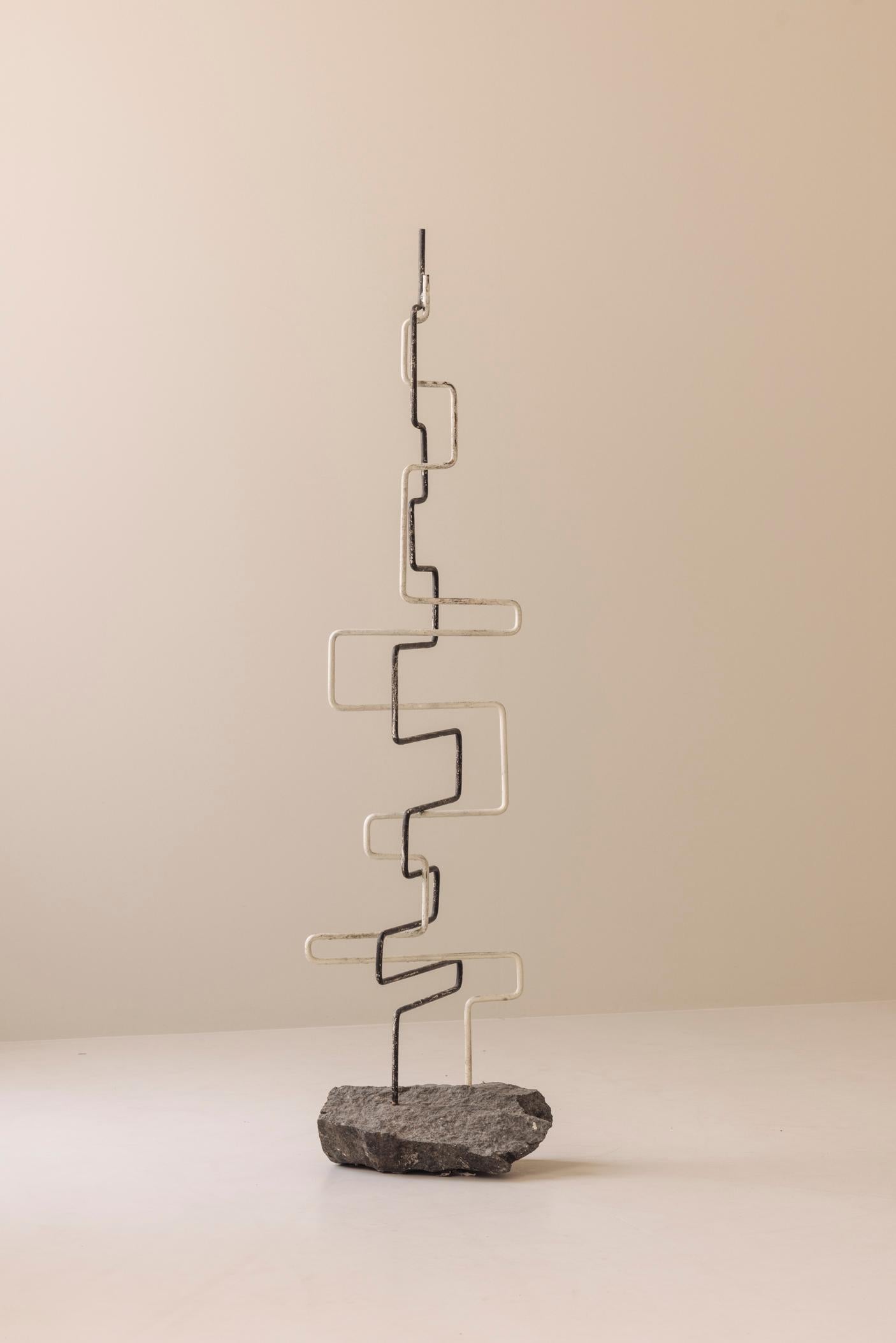 Mid-Century moderno Scultura a zigzag in metallo e pietra, creata in Francia negli anni '60. in vendita
