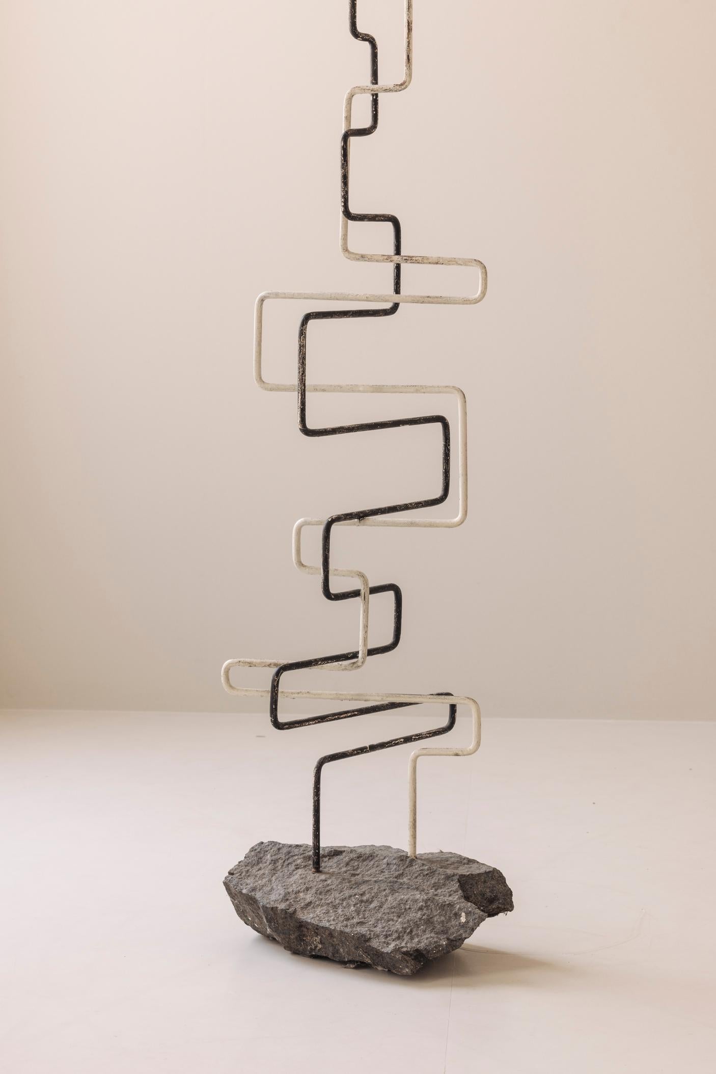 Francese Scultura a zigzag in metallo e pietra, creata in Francia negli anni '60. in vendita