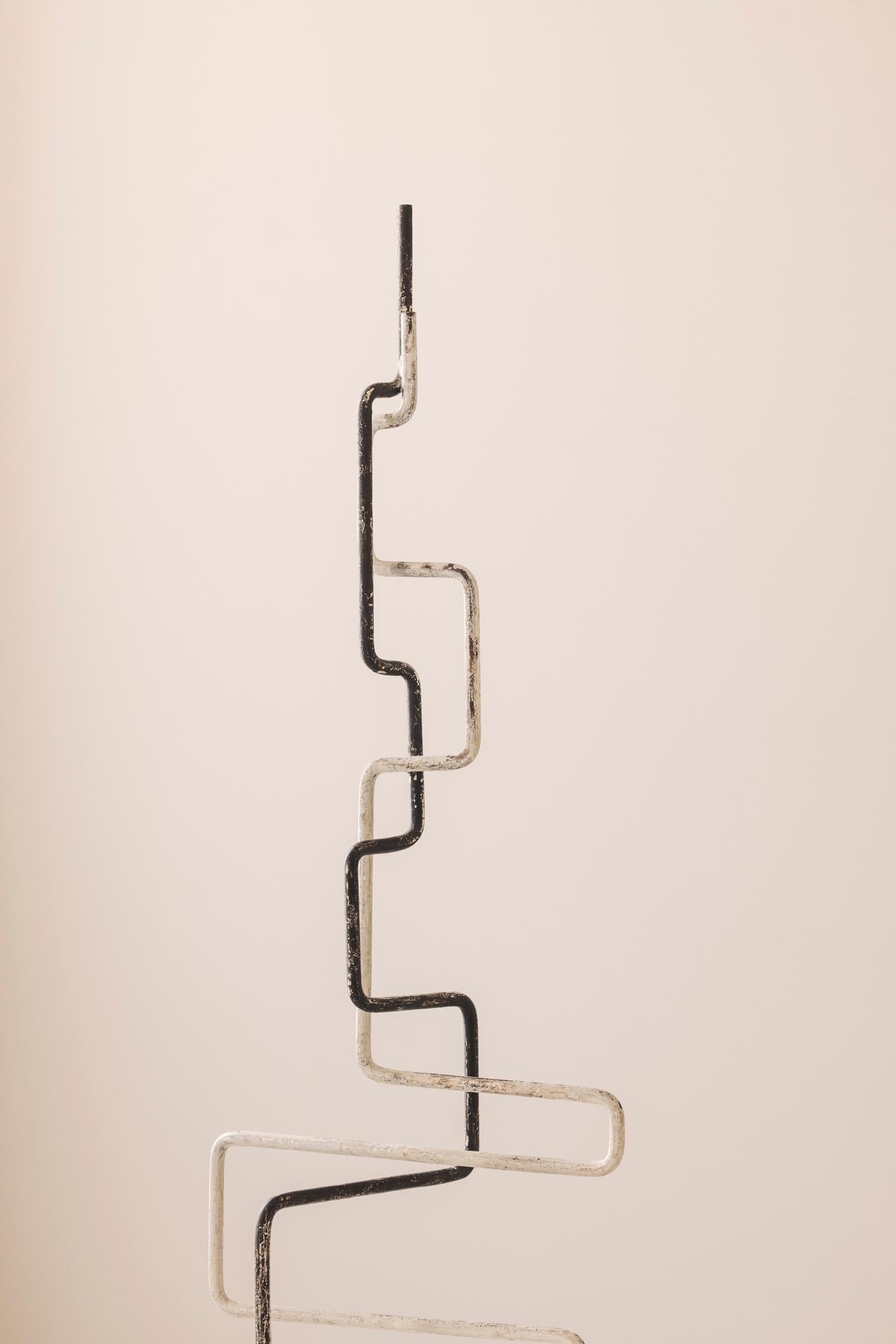 Metà XX secolo Scultura a zigzag in metallo e pietra, creata in Francia negli anni '60. in vendita