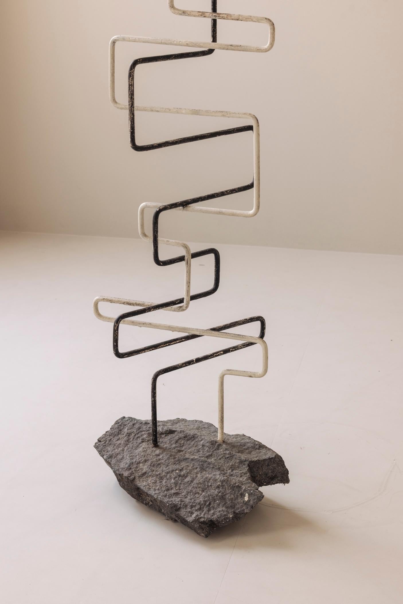 Metallo Scultura a zigzag in metallo e pietra, creata in Francia negli anni '60. in vendita