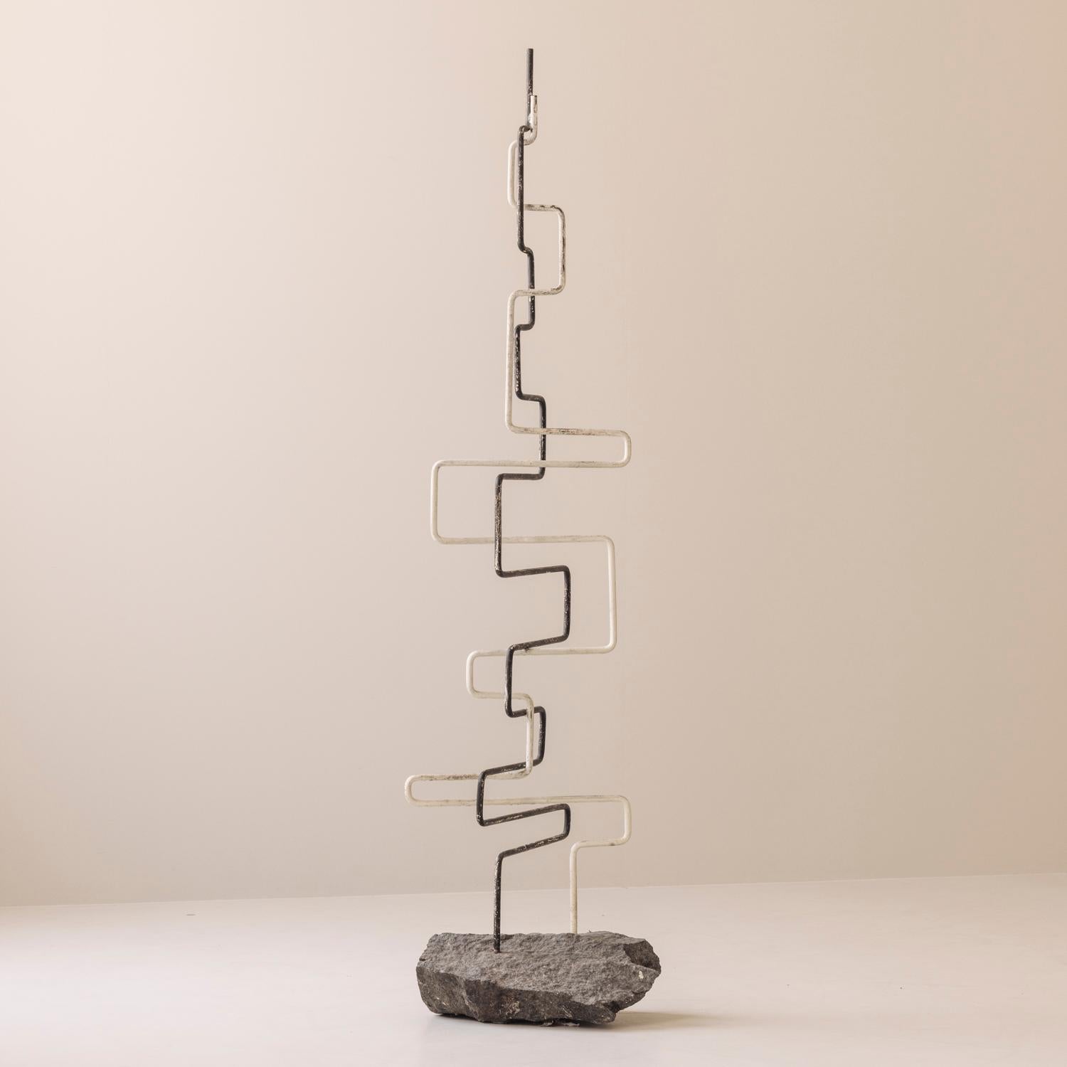 Scultura a zigzag in metallo e pietra, creata in Francia negli anni '60. in vendita 1