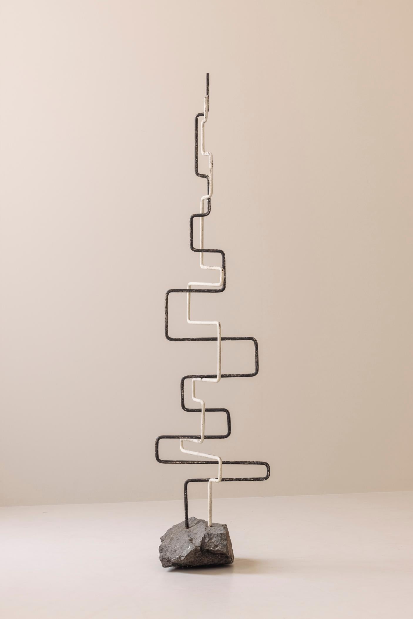 Scultura a zigzag in metallo e pietra, creata in Francia negli anni '60. in vendita 2