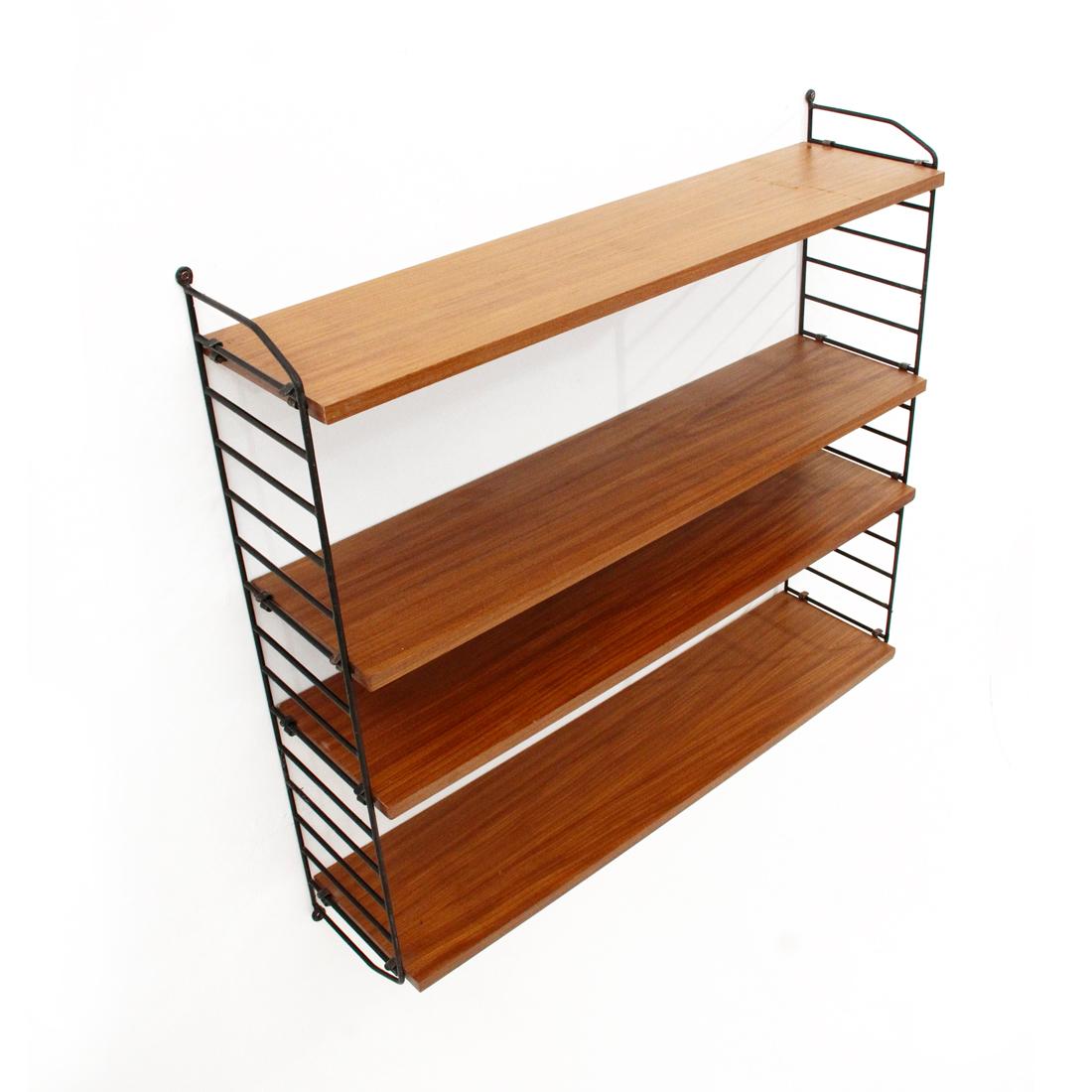 Library produced in the 1960s.
Uprights in black plasticized metal.
Shelves in teak veneered wood.
Good condition, signs and shortcomings of wood due to normal use over time.

Dimensions: Length 81.5 cm, depth 20 cm, height 77 cm.