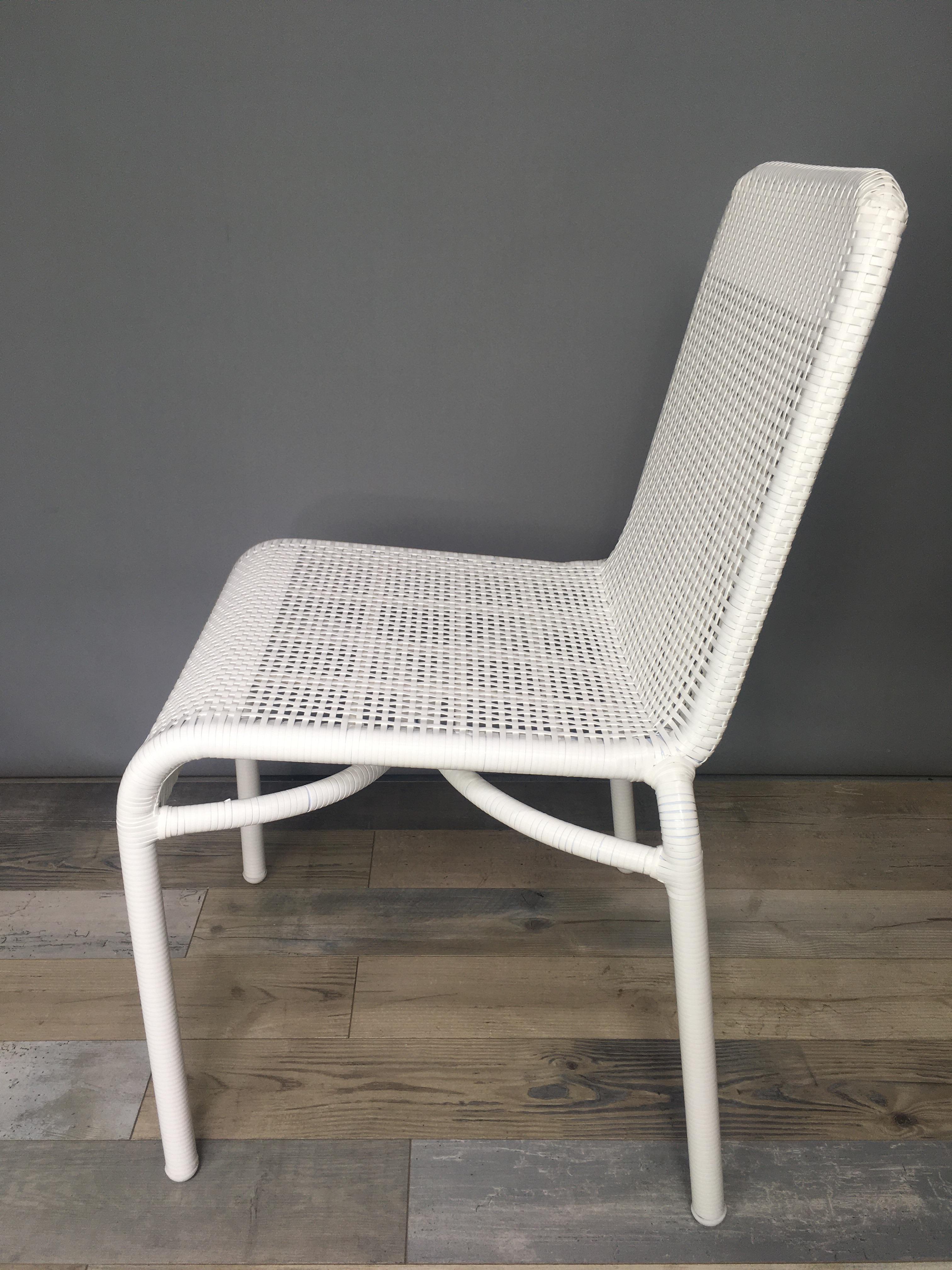 Metall und weißes Harzgeflecht Outdoor-Stuhl (Moderne der Mitte des Jahrhunderts) im Angebot