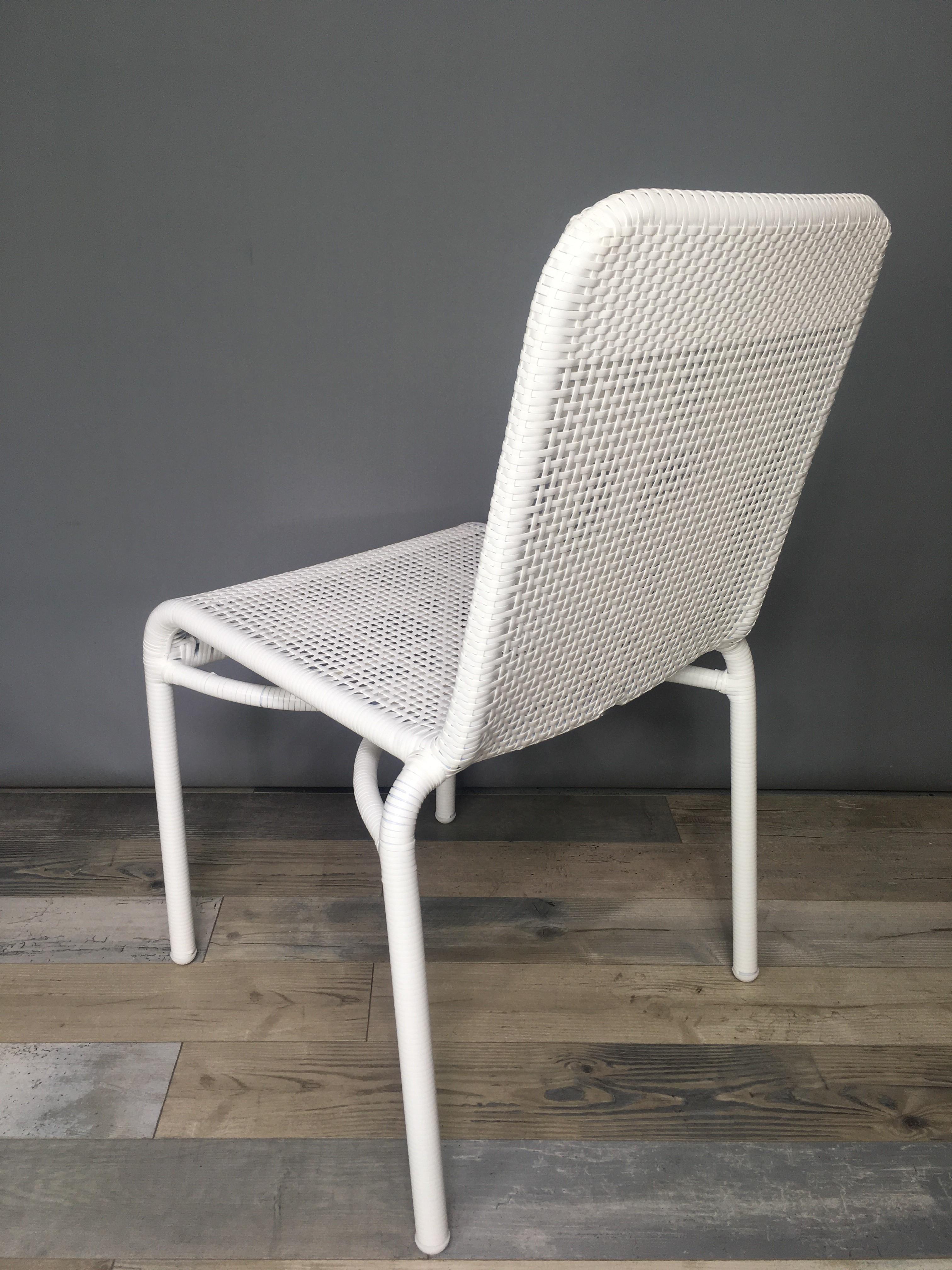 Metall und weißes Harzgeflecht Outdoor-Stuhl (Französisch) im Angebot