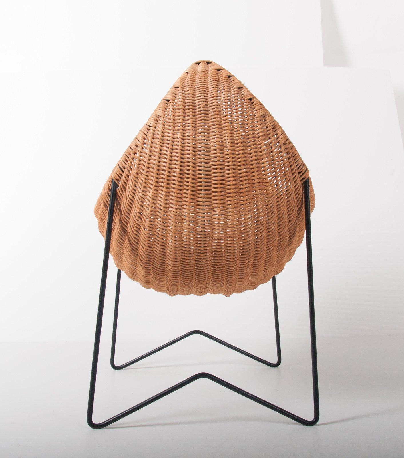 Matégot/Dirk van Sliedrecht style basket or magazine holder on metal legs in good original condition, circa 1960.