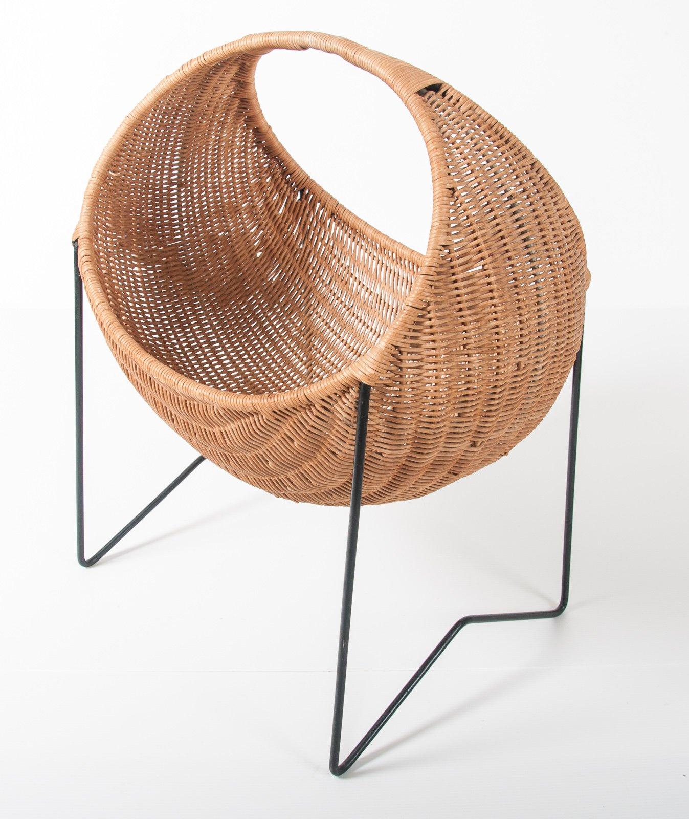 Metal and Wicker magazine basket In Good Condition In Henley-on Thames, Oxfordshire