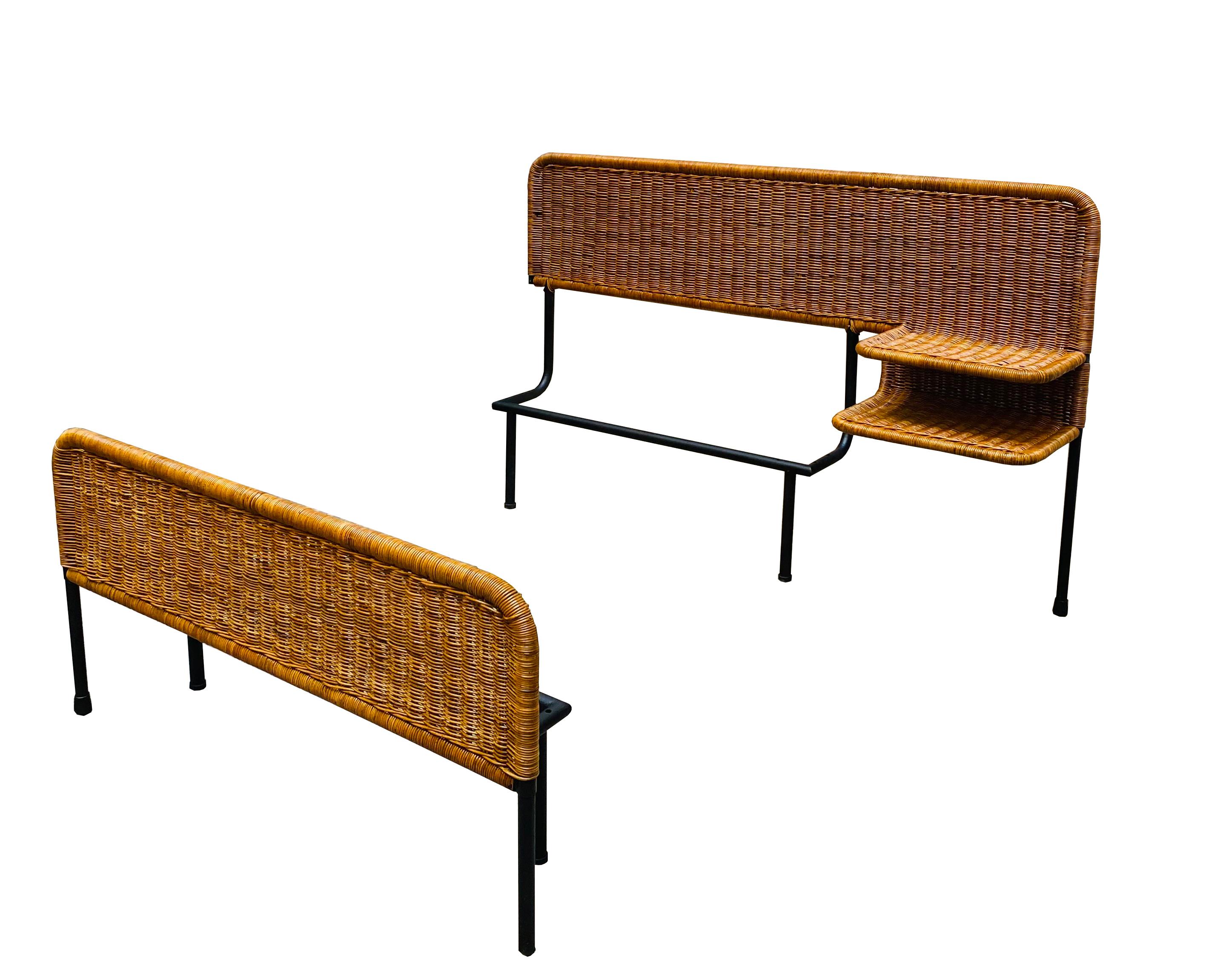 Seltenes Einzelbett aus Bambusgeflecht und italienischem Rattan aus den 1960er Jahren.
Das Möbelstück hat einen Metallrahmen und einen integrierten Nachttisch mit zwei Ablageflächen.
Das Bett ist in einem sehr guten Zustand, Abnutzungserscheinungen