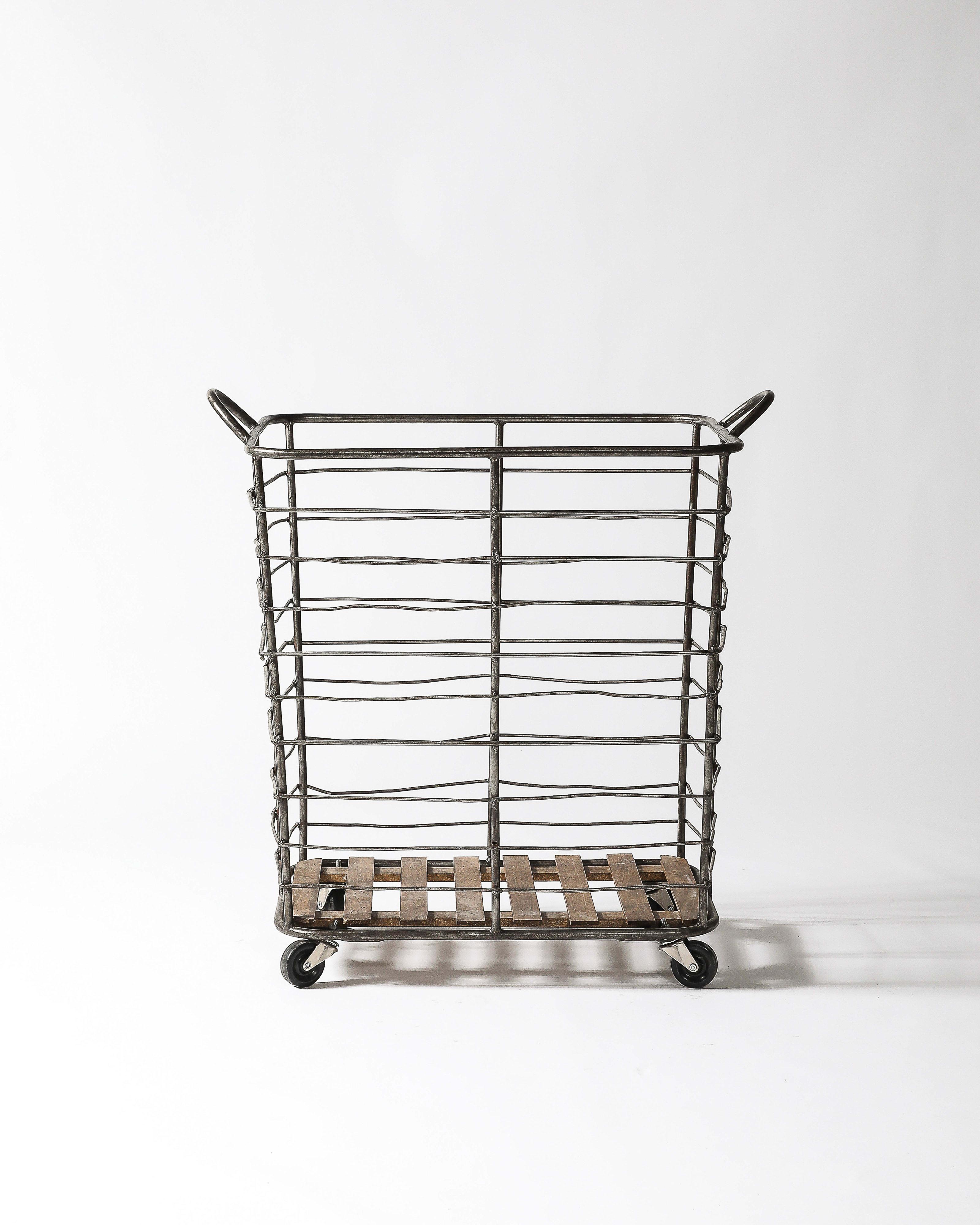 Rollkorb aus Metall und Holz, Frankreich, um 1950 (20. Jahrhundert) im Angebot