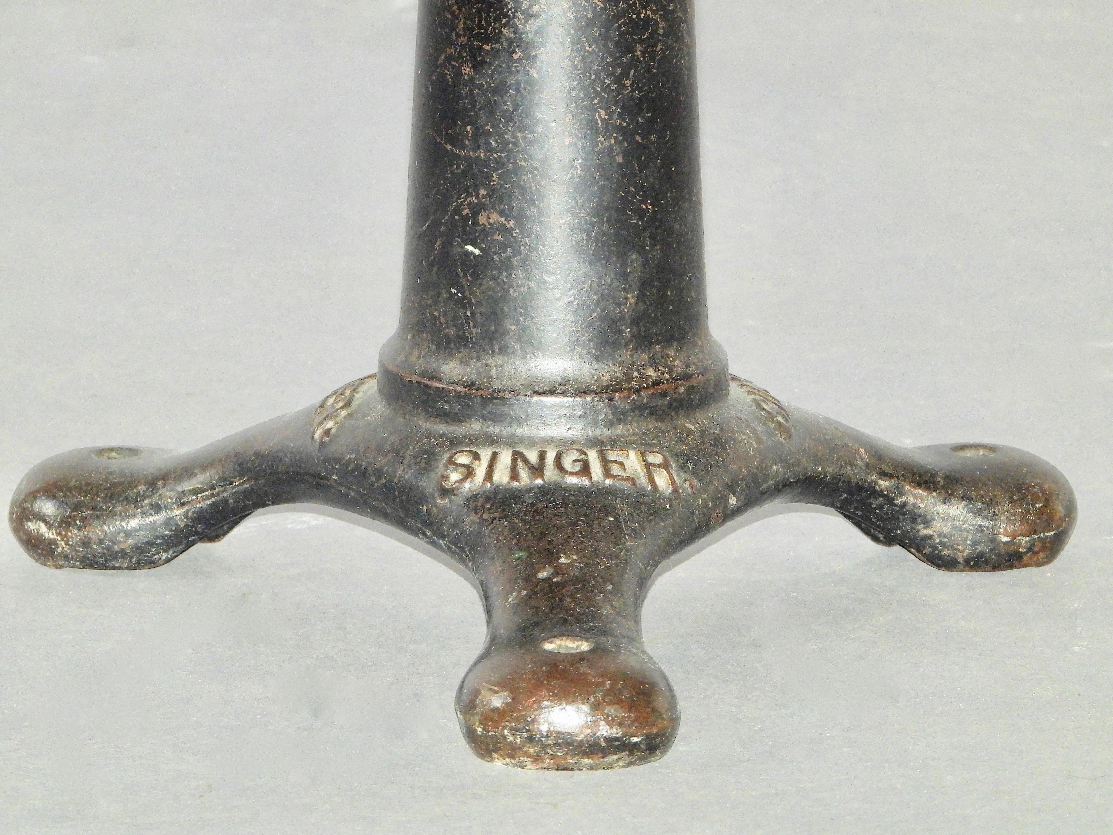 Metal and wood industrial singer stool In Good Condition For Sale In grand Lancy, CH