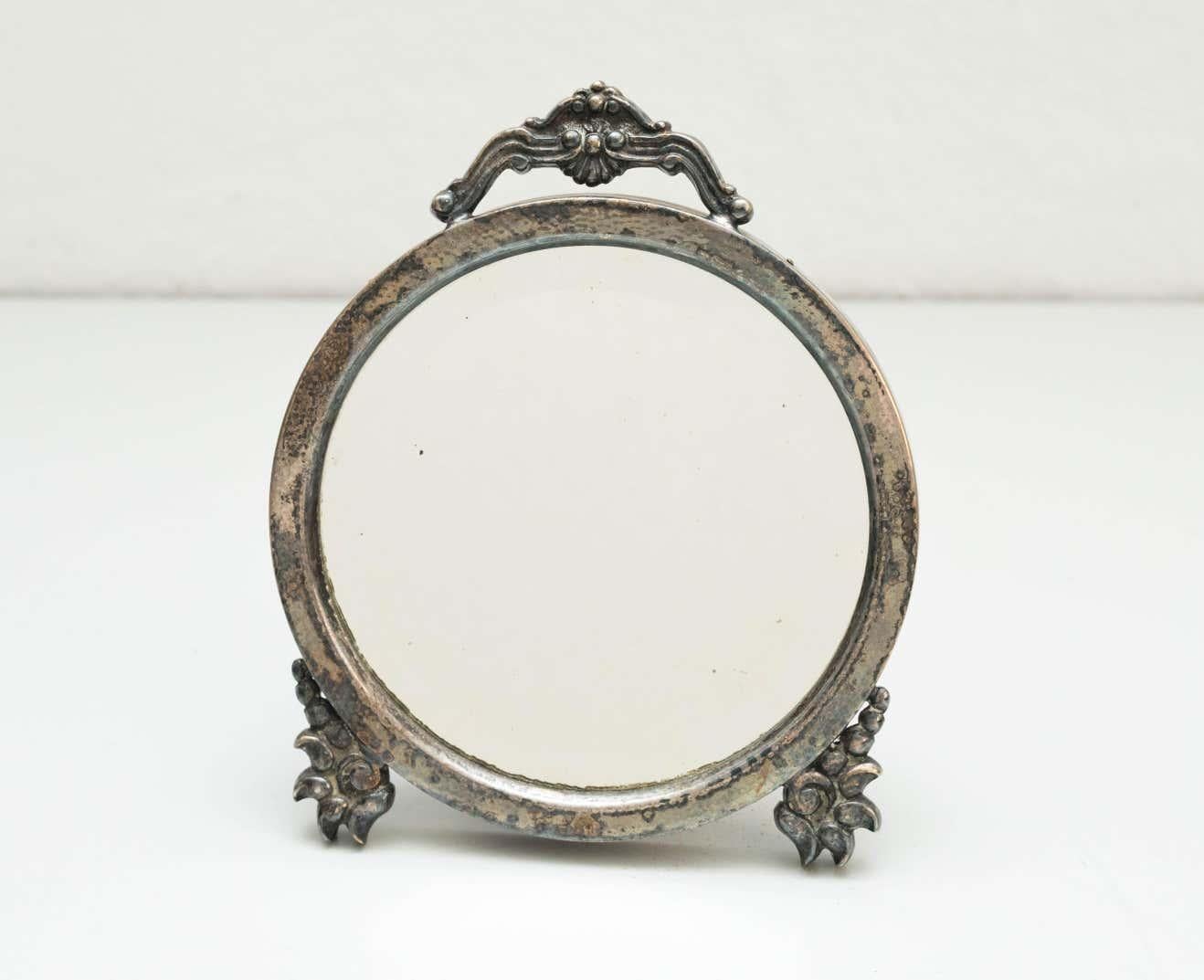 Runder Spiegel aus Metall und Holz, um 1930. 
Traditionell in Spanien hergestellt.
Von einem unbekannten Designer.

Dieser runde Spiegel aus Metall und Holz, der um 1930 von einem unbekannten Designer in Spanien hergestellt wurde, versprüht den