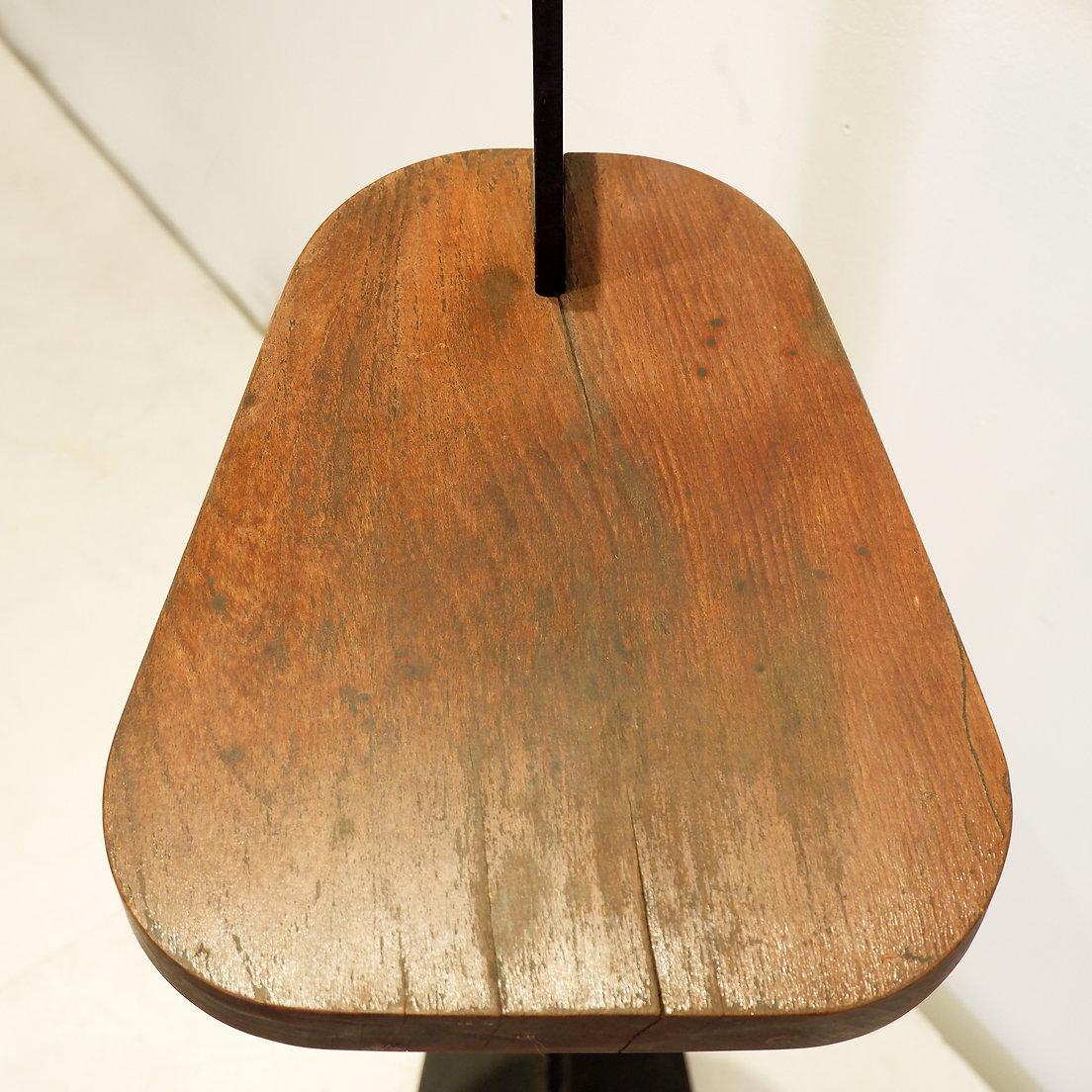 Pedestal de metal y madera
Vintage - Decoración - Decoración del hogar
Medidas : 29cmx40cm Altura total:113cm Altura superior: 95cm 
Materiales : Metal - Madera 
Desgaste propio de la edad y el uso : Ver fotos 