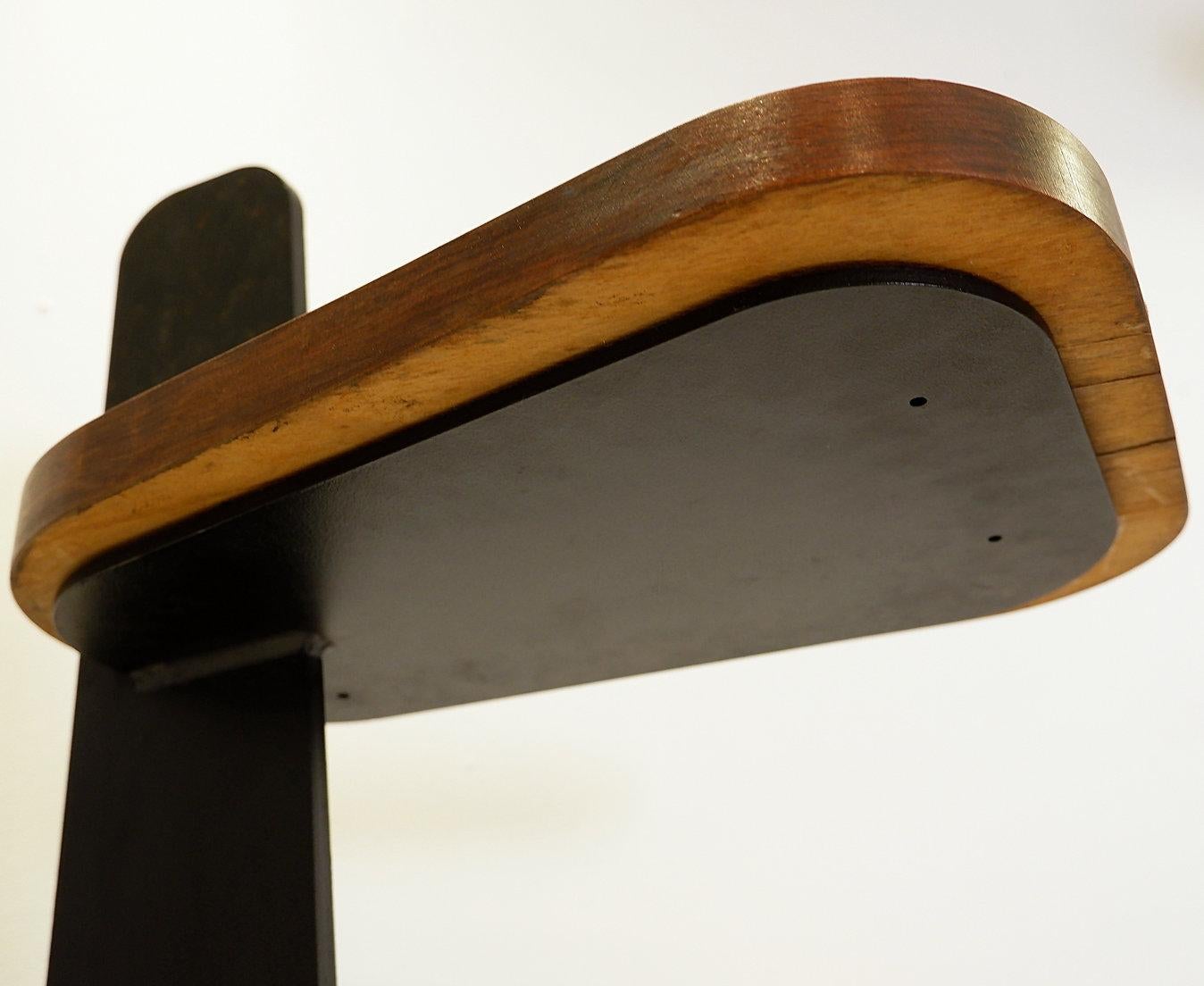 Pedestal de metal y madera en Bueno estado para la venta en Linkebeek, BE