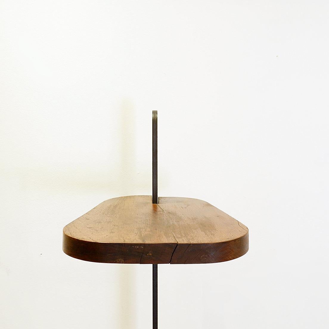 Pedestal de metal y madera en venta 1