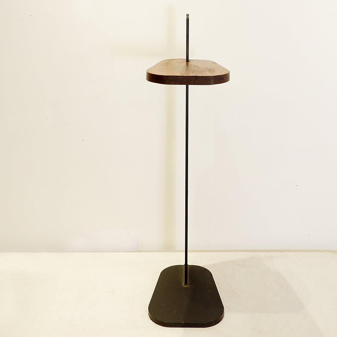 Pedestal de metal y madera en venta 2
