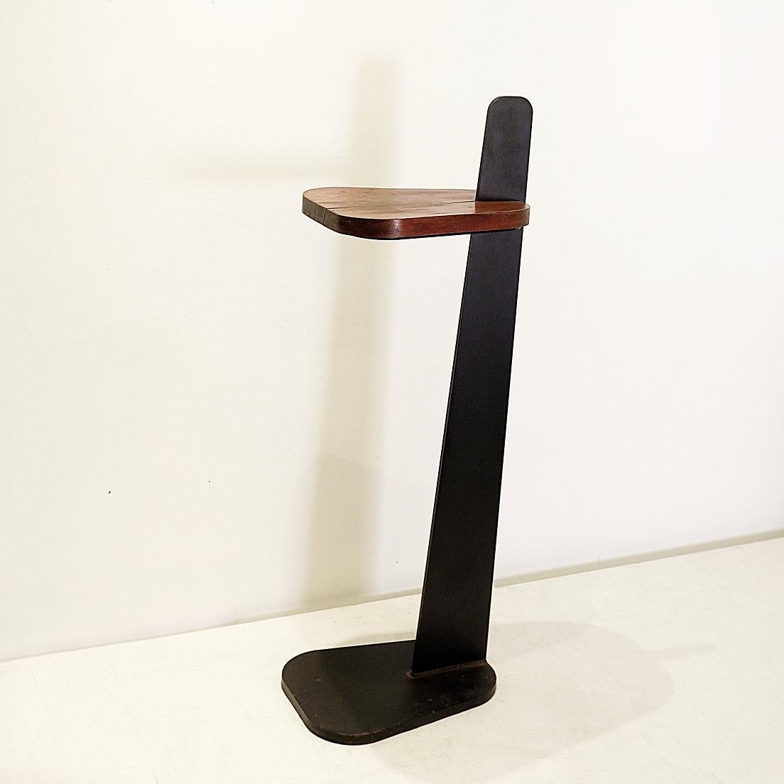 Pedestal de metal y madera en venta 3