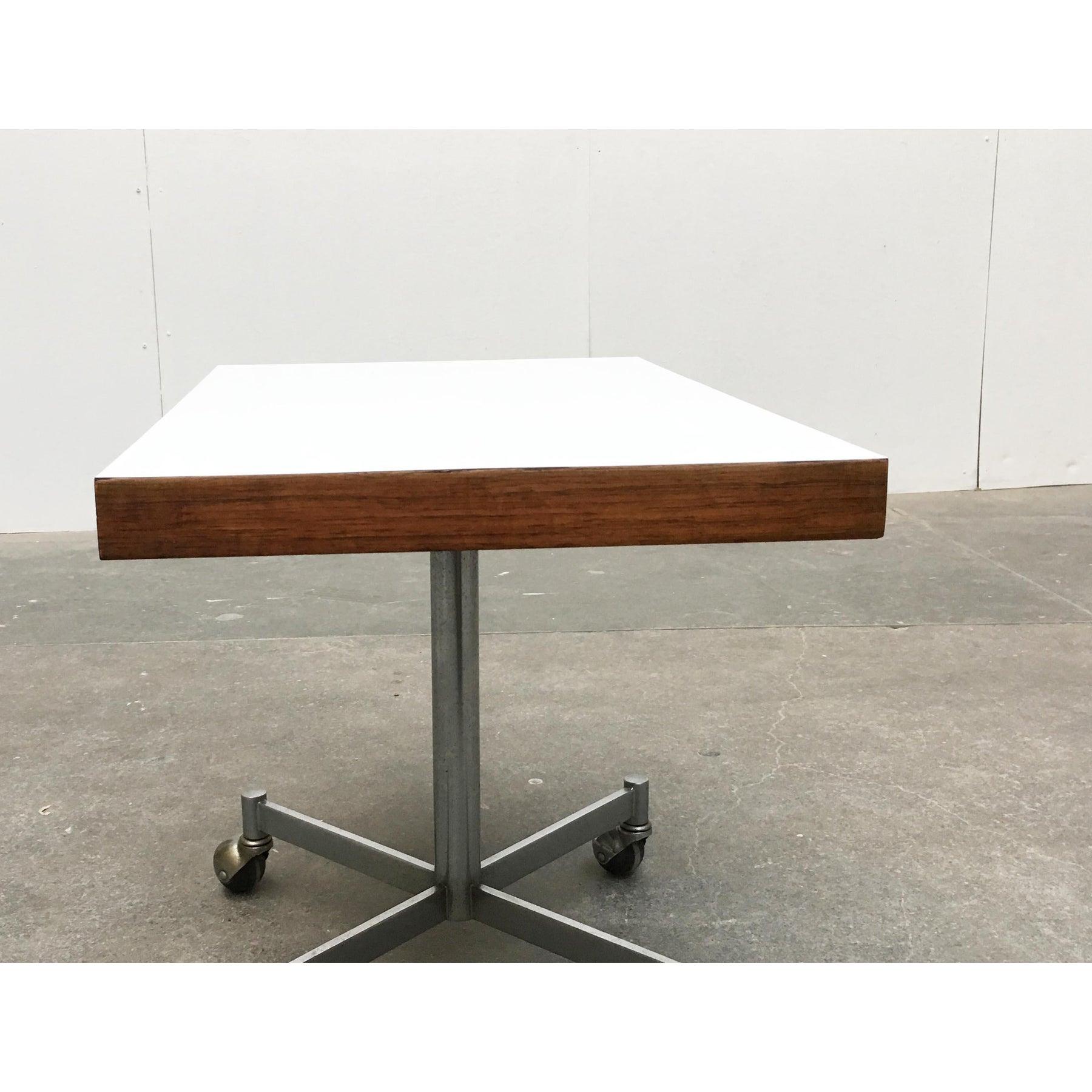 Beistelltisch aus Metall und Holz von Artifort, 1960er Jahre im Zustand „Hervorragend“ im Angebot in Hamburg, DE