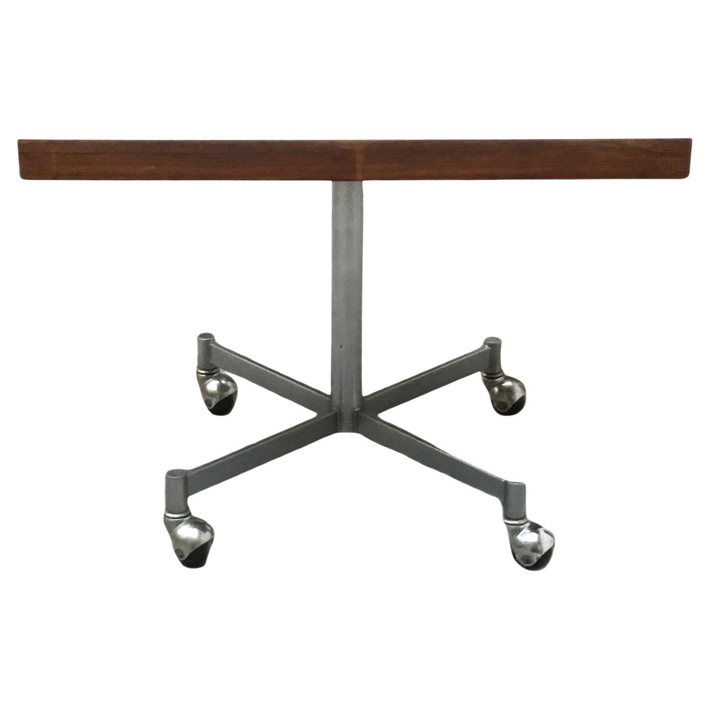 Mesa auxiliar de metal y madera de Artifort, años 60
