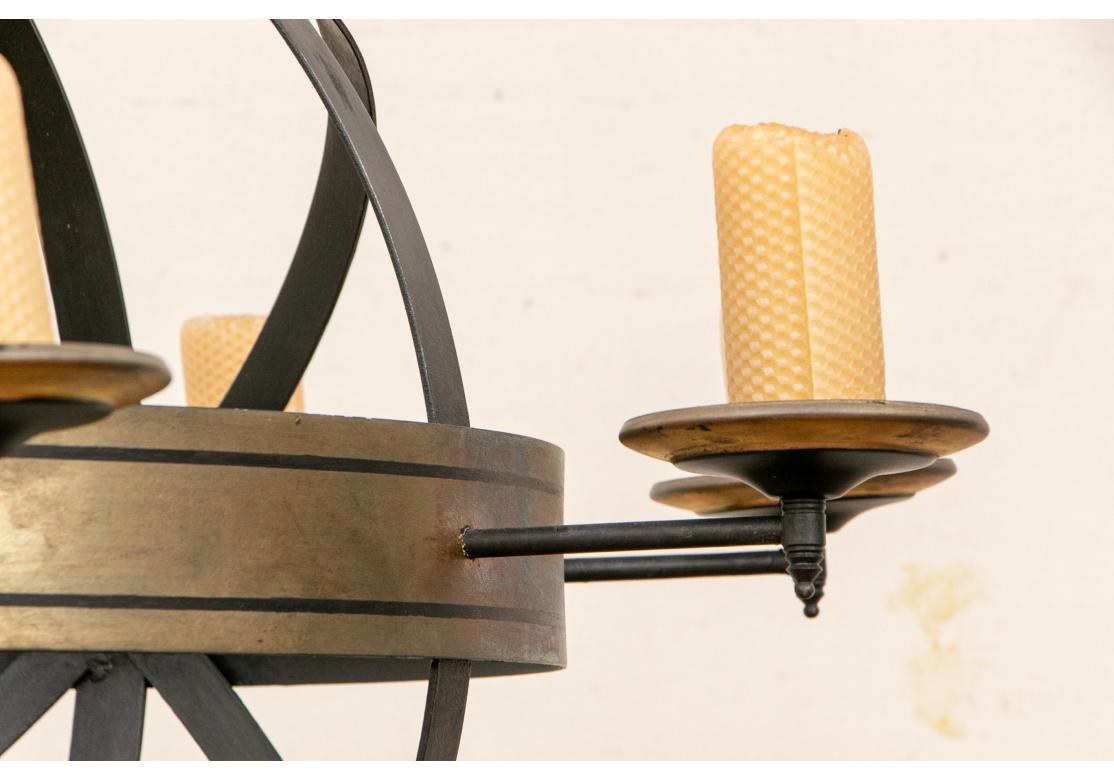Une suspension en fer avec une forme armillaire industrielle forte. Bandes de fer et de laiton en forme d'armillaire avec 8 bras de bougies en cire pour les ampoules de lustre.  avec CAP. 

Dimensions : H. 25